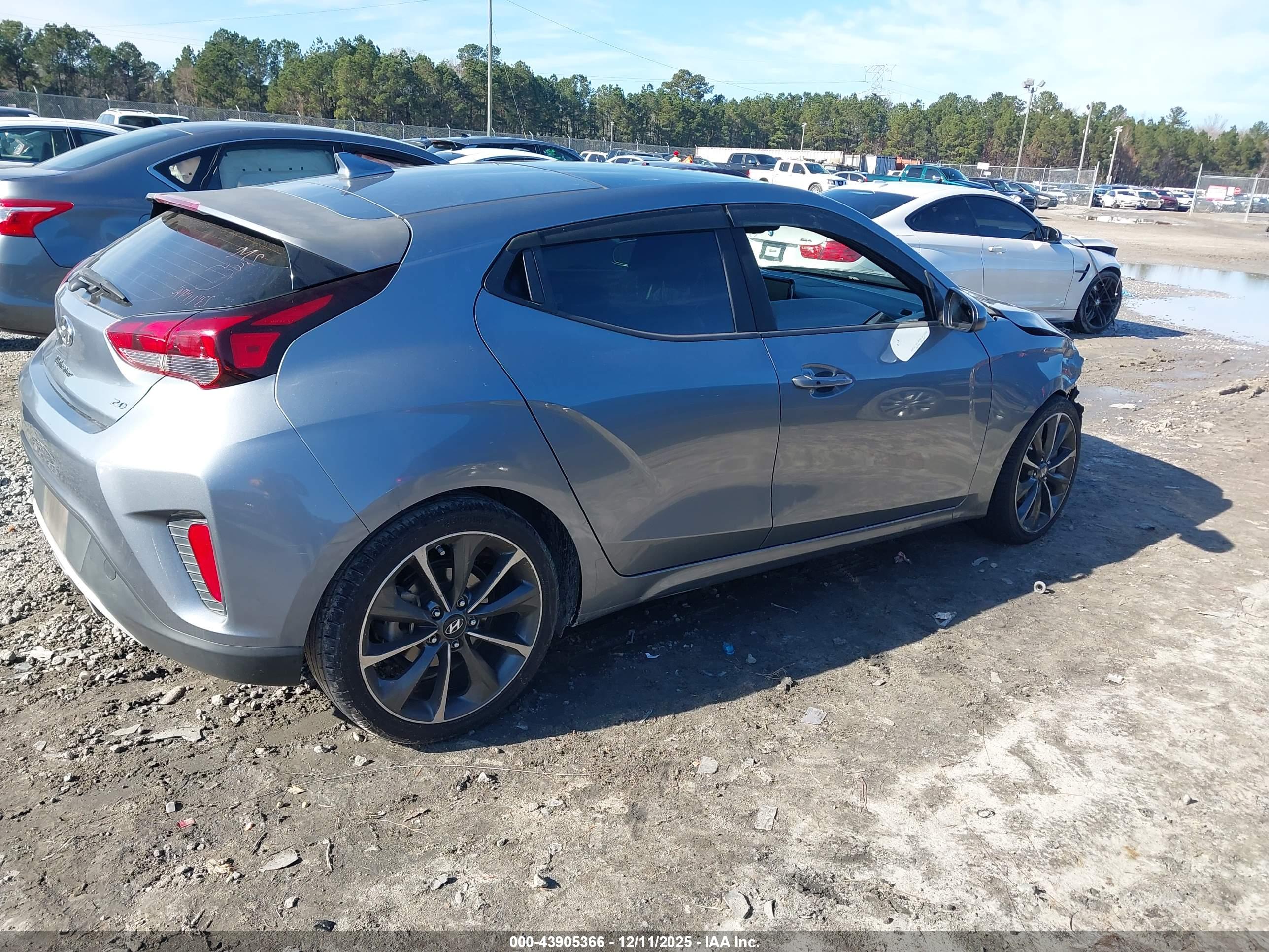 HYUNDAI VELOSTER image 4