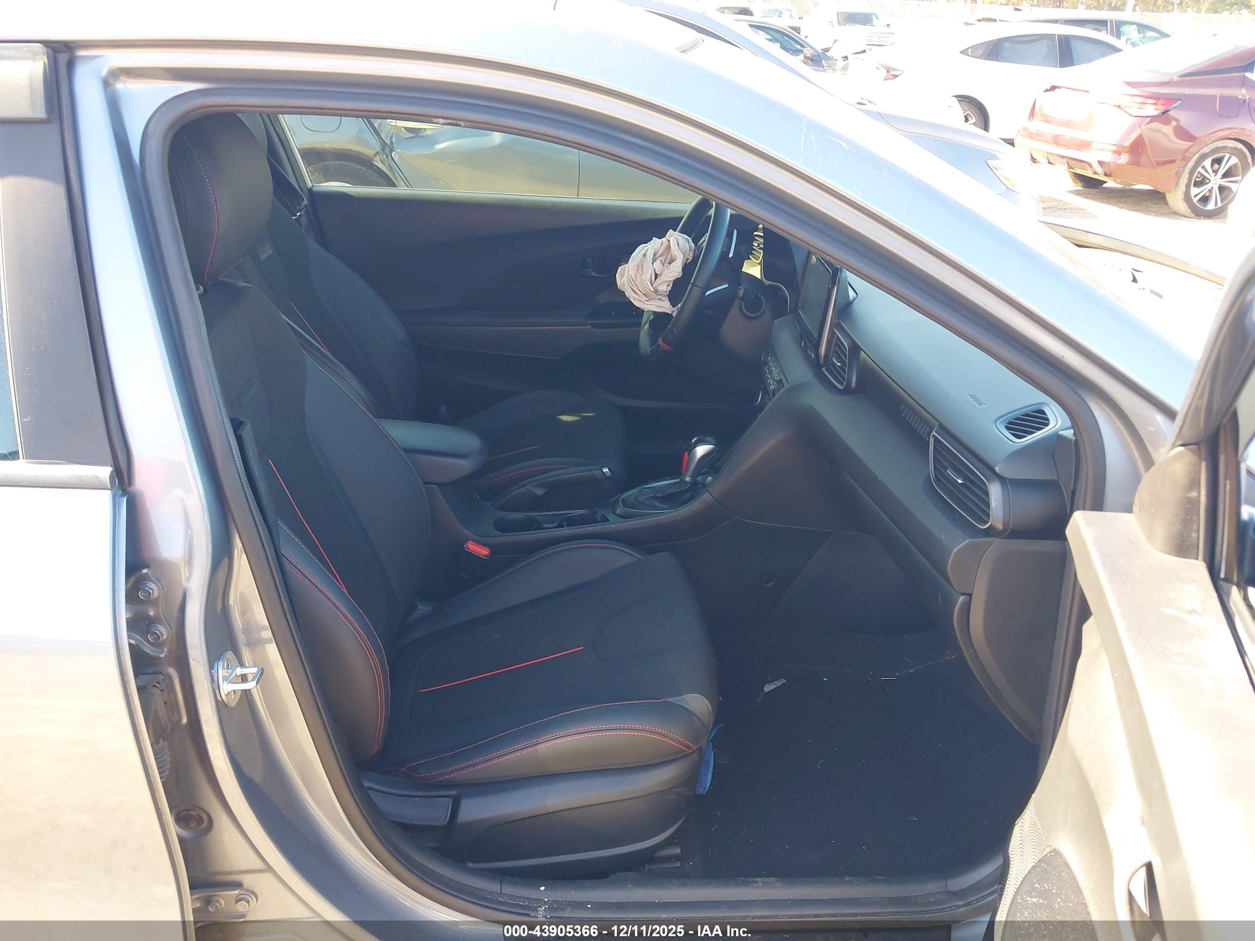 HYUNDAI VELOSTER image 5