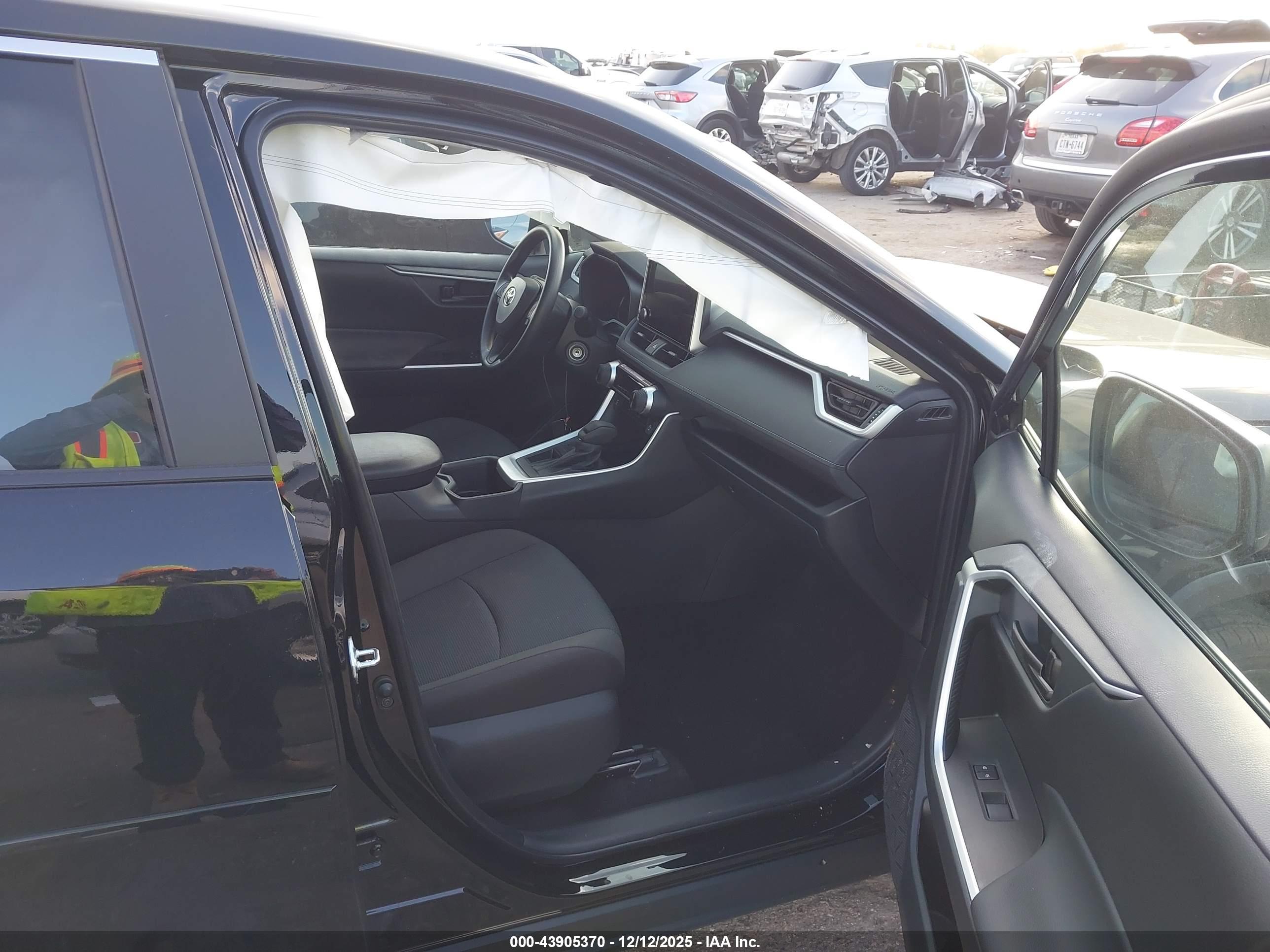 TOYOTA RAV4 image 5