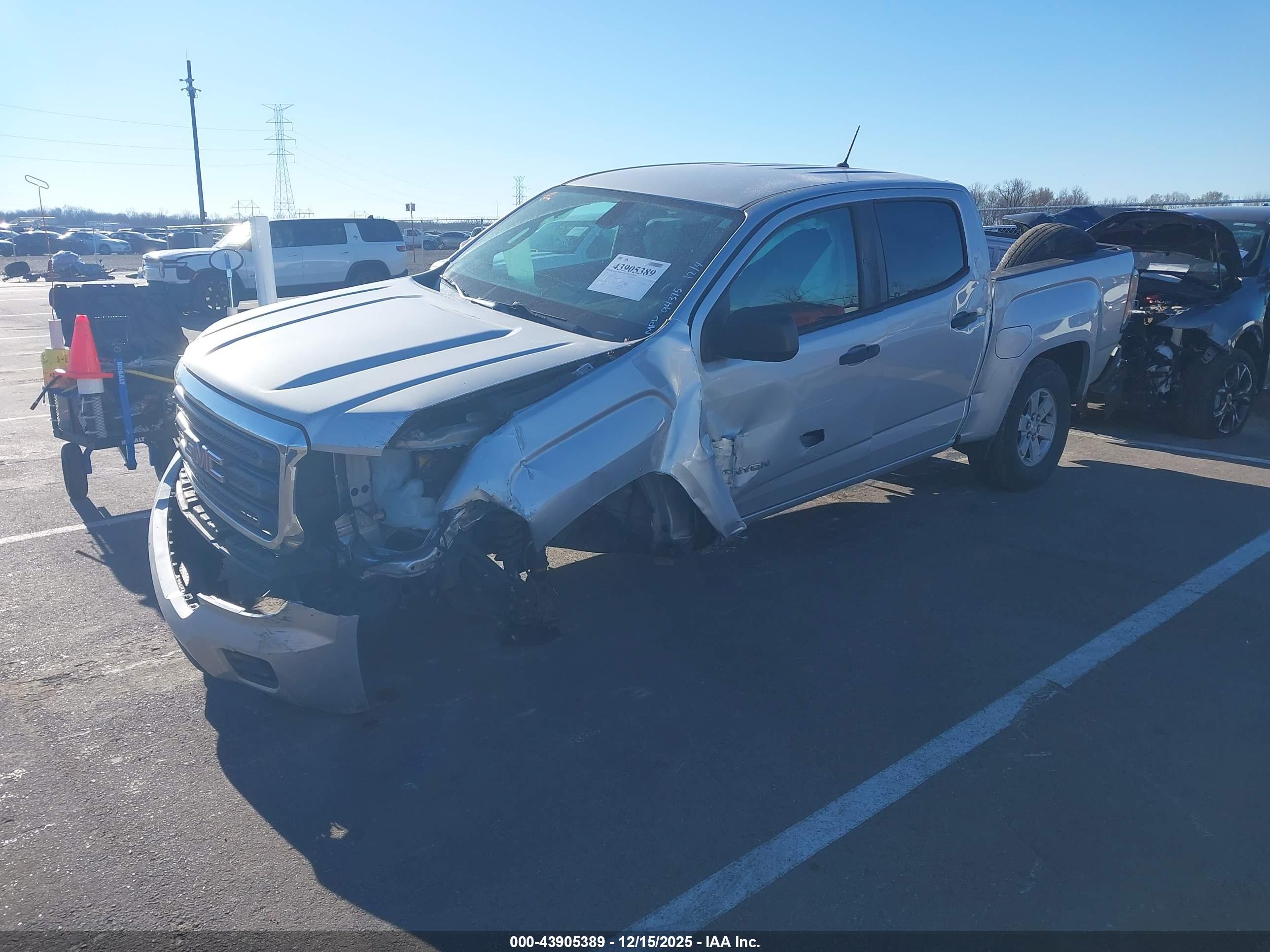 GMC CANYON image 2