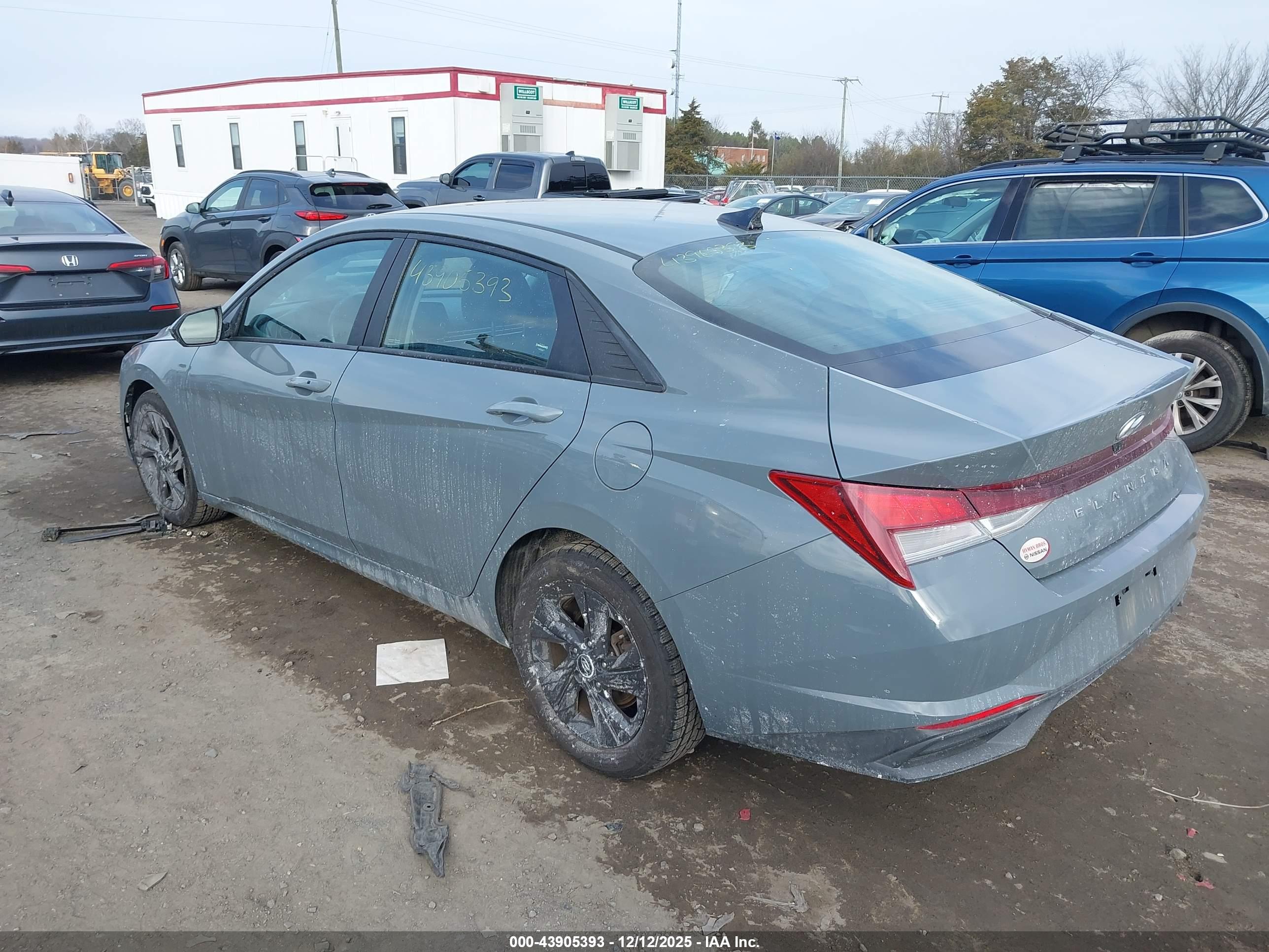 HYUNDAI ELANTRA image 3