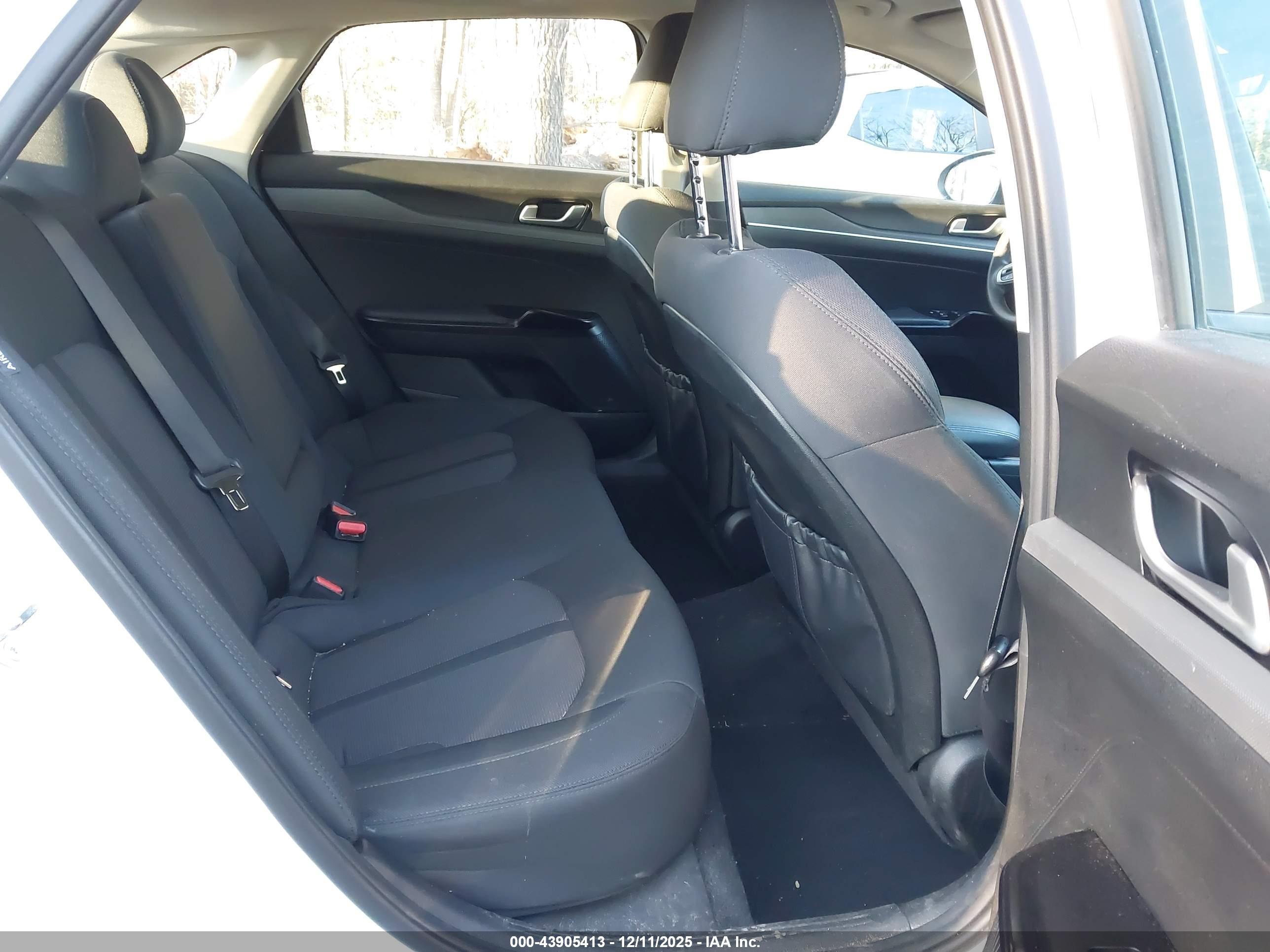KIA K5 image 8