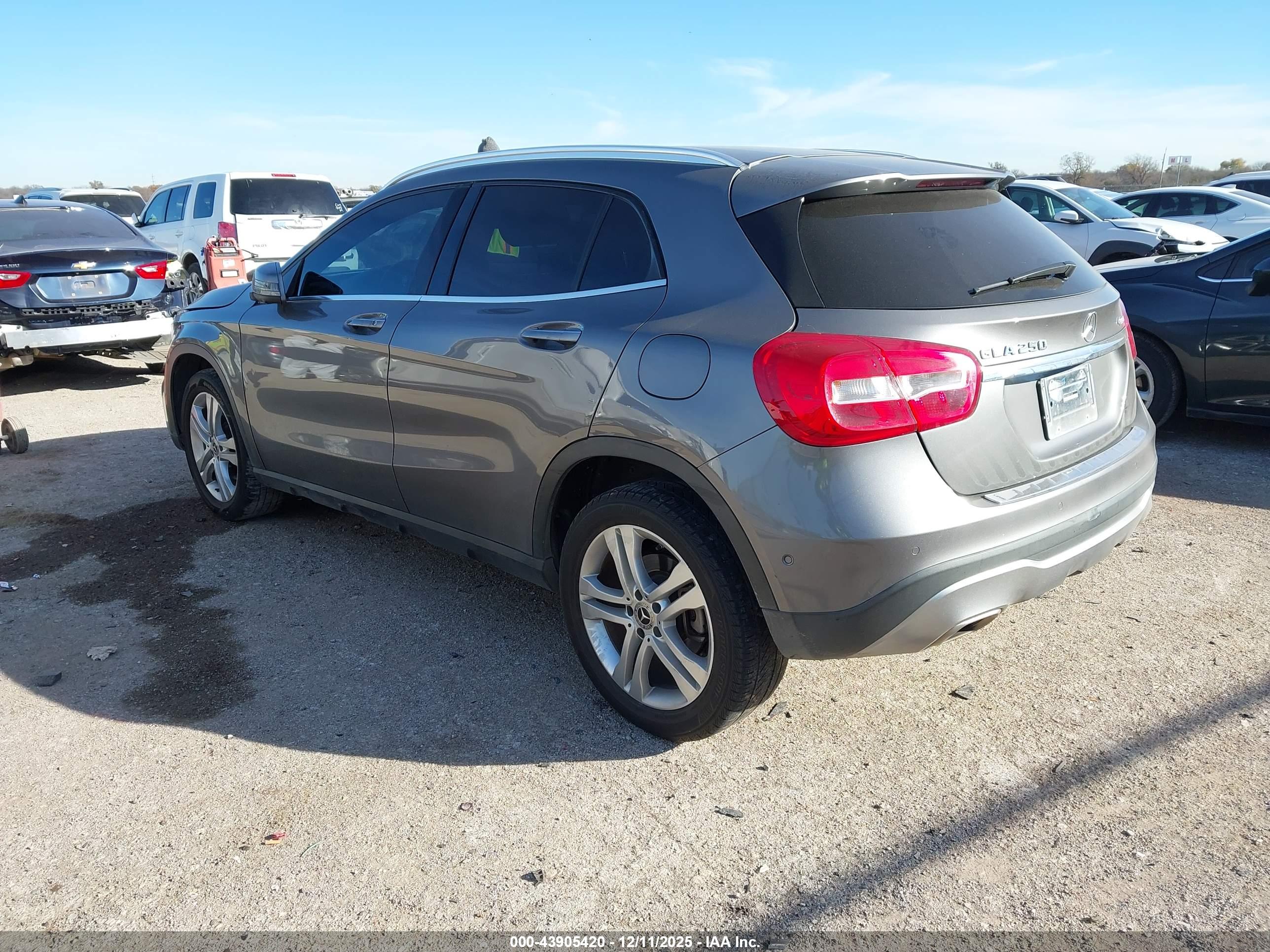 MERCEDES-BENZ GLA image 3