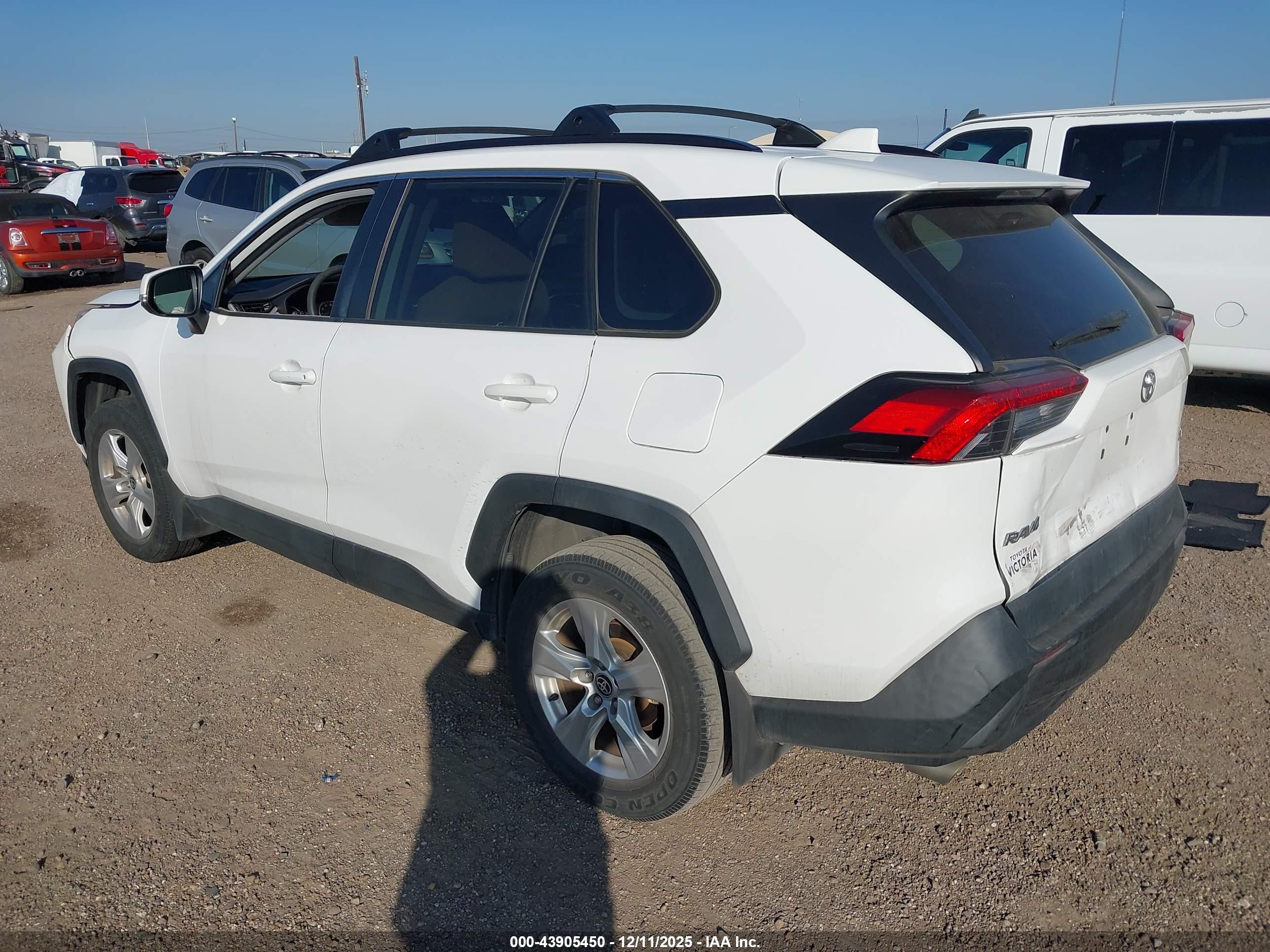TOYOTA RAV4 image 3