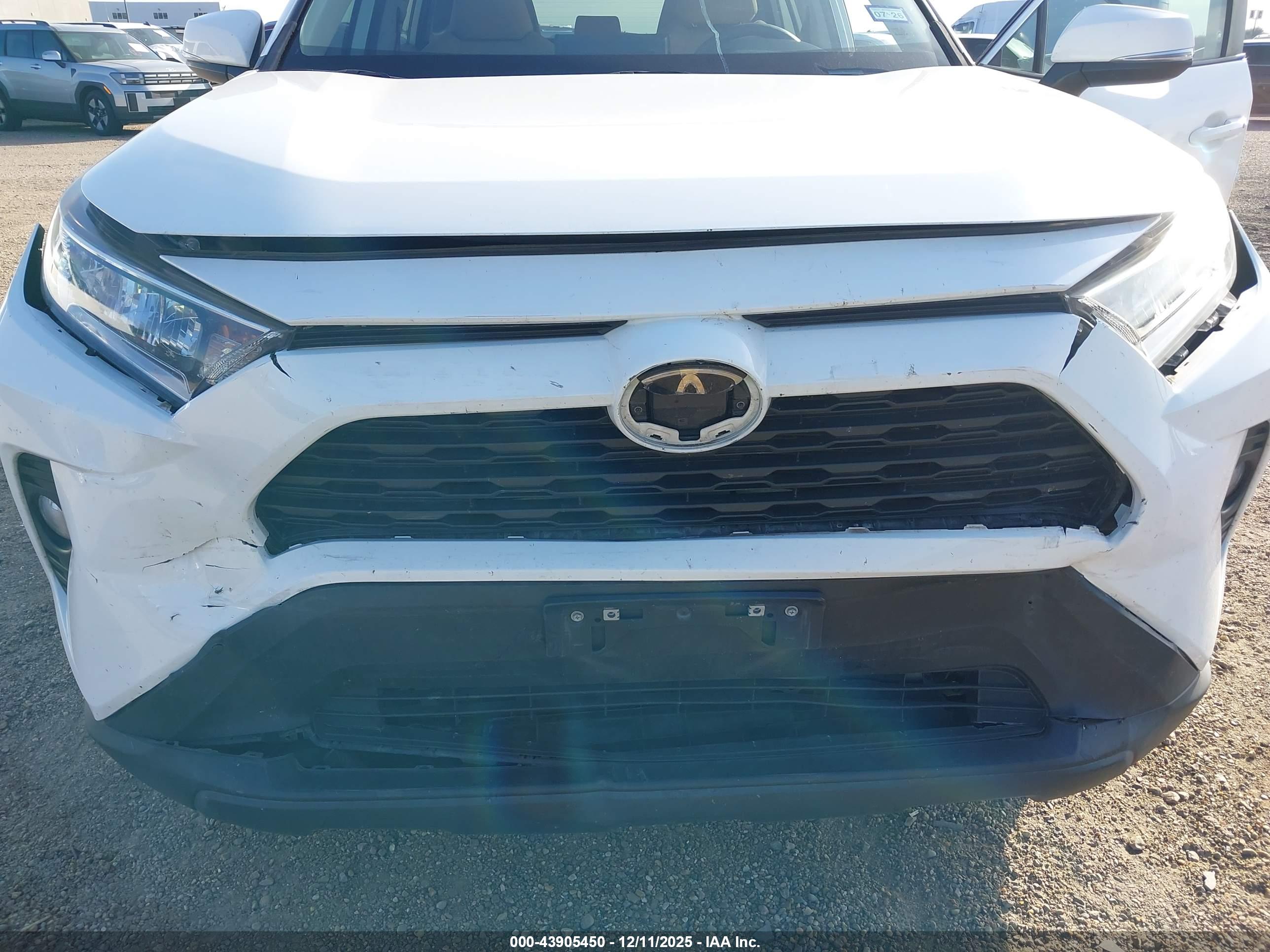 TOYOTA RAV4 image 6