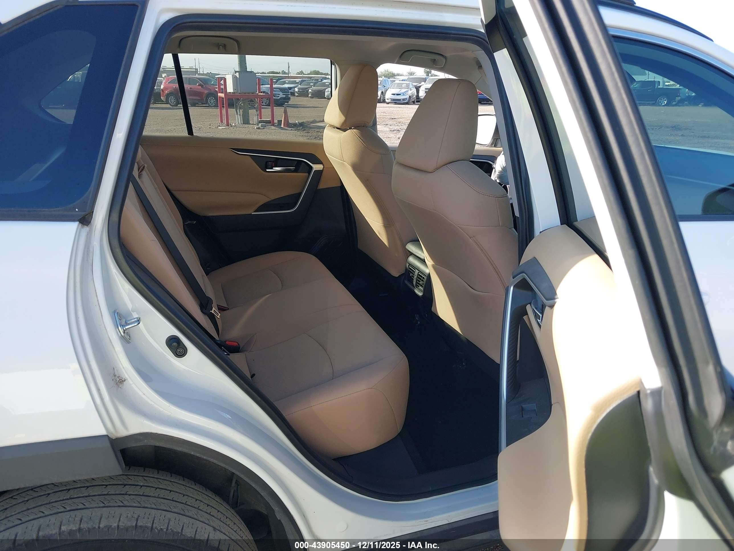 TOYOTA RAV4 image 8