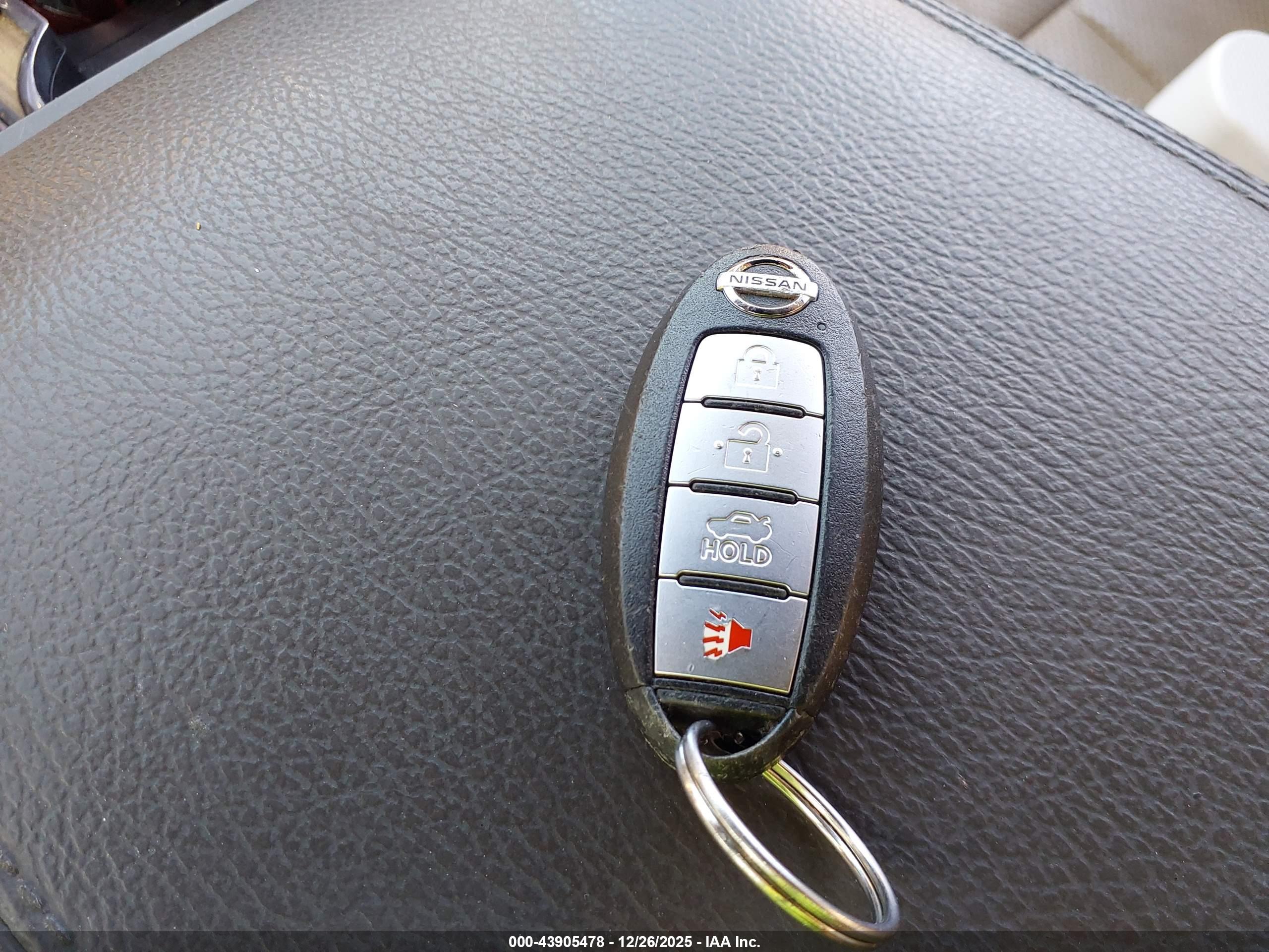 NISSAN VERSA image 11