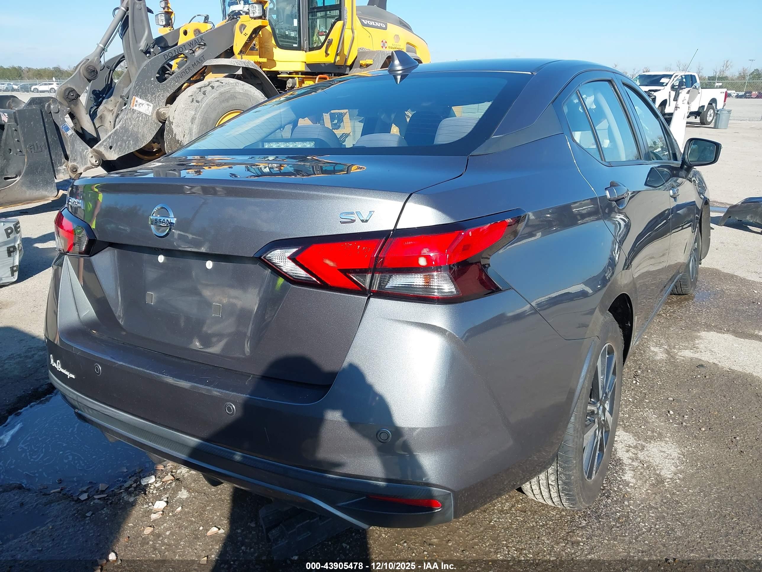NISSAN VERSA image 4