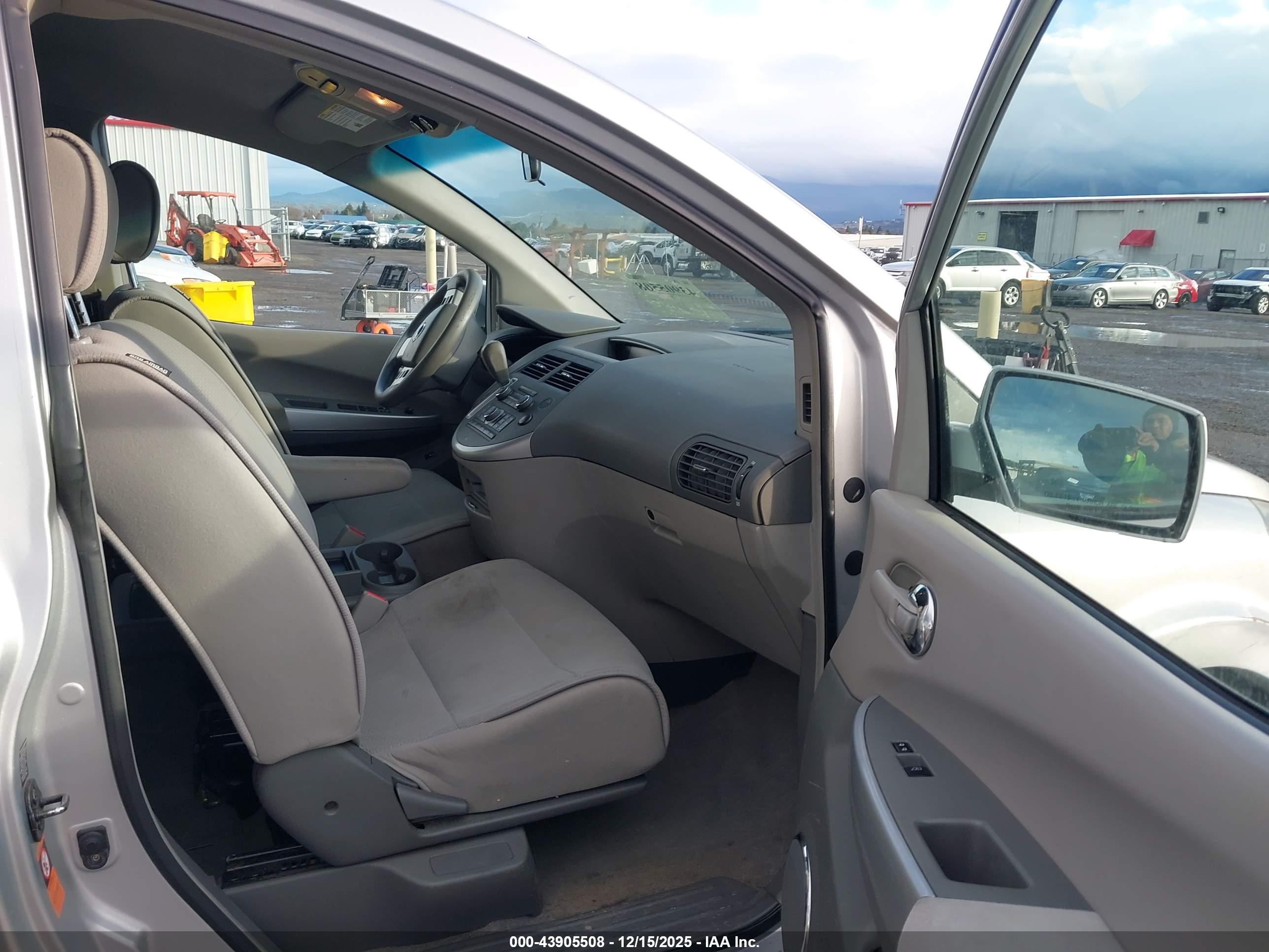 NISSAN QUEST image 5