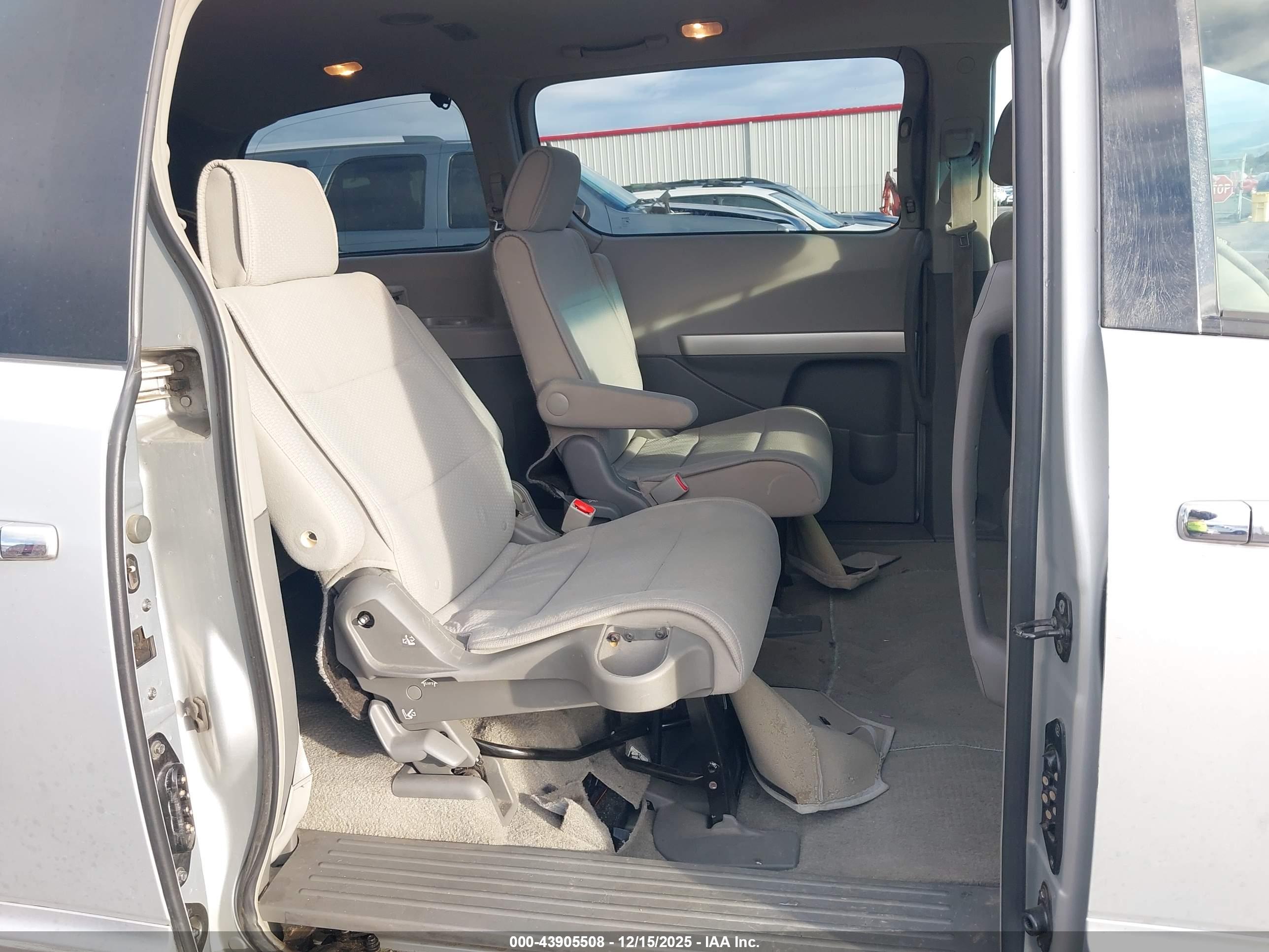 NISSAN QUEST image 8