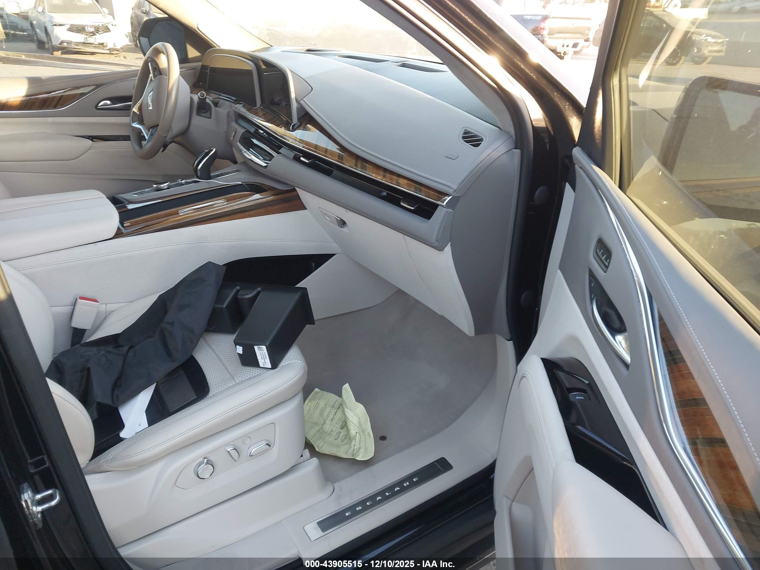 CADILLAC ESCALADE image 5