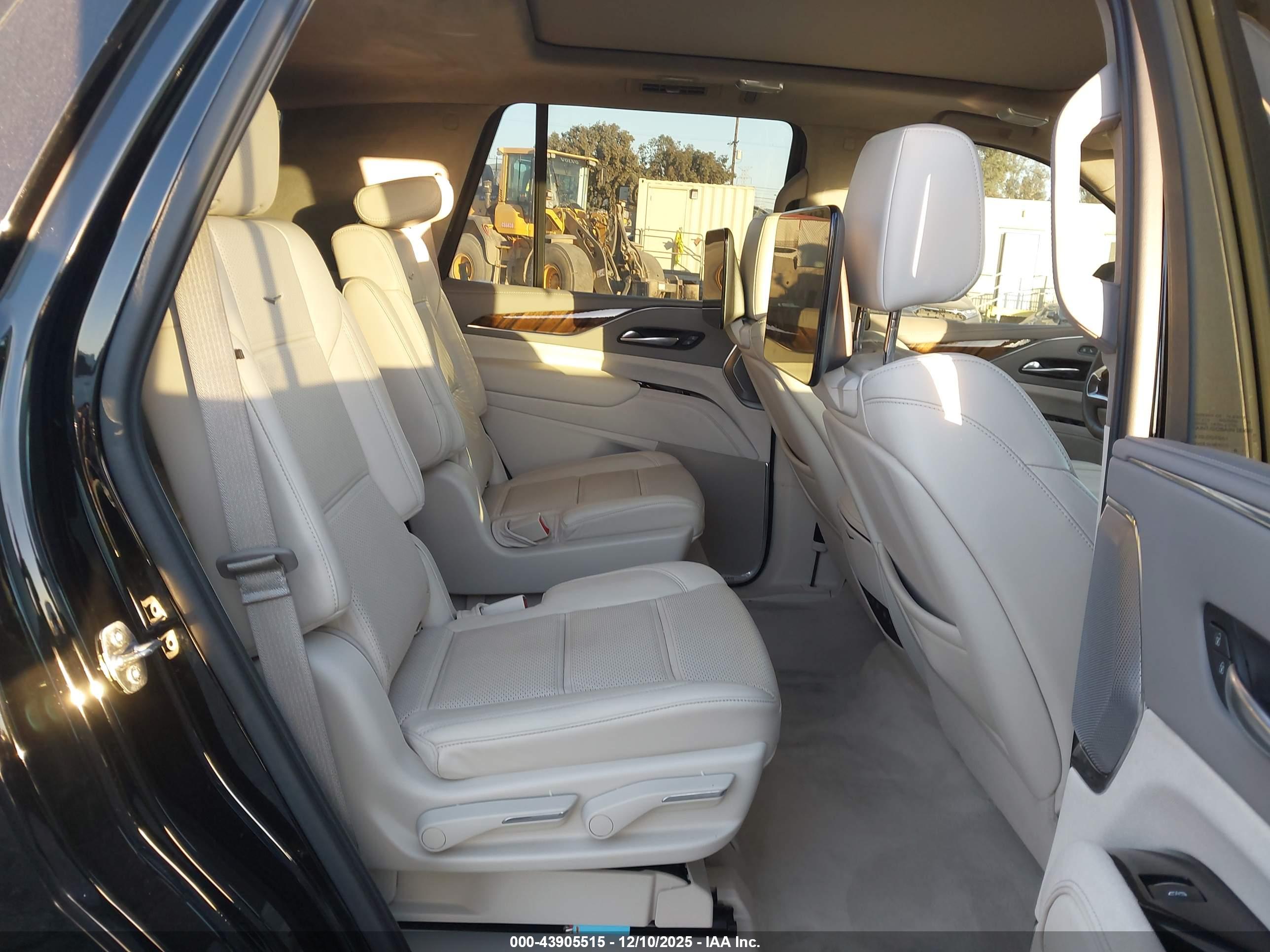 CADILLAC ESCALADE image 8