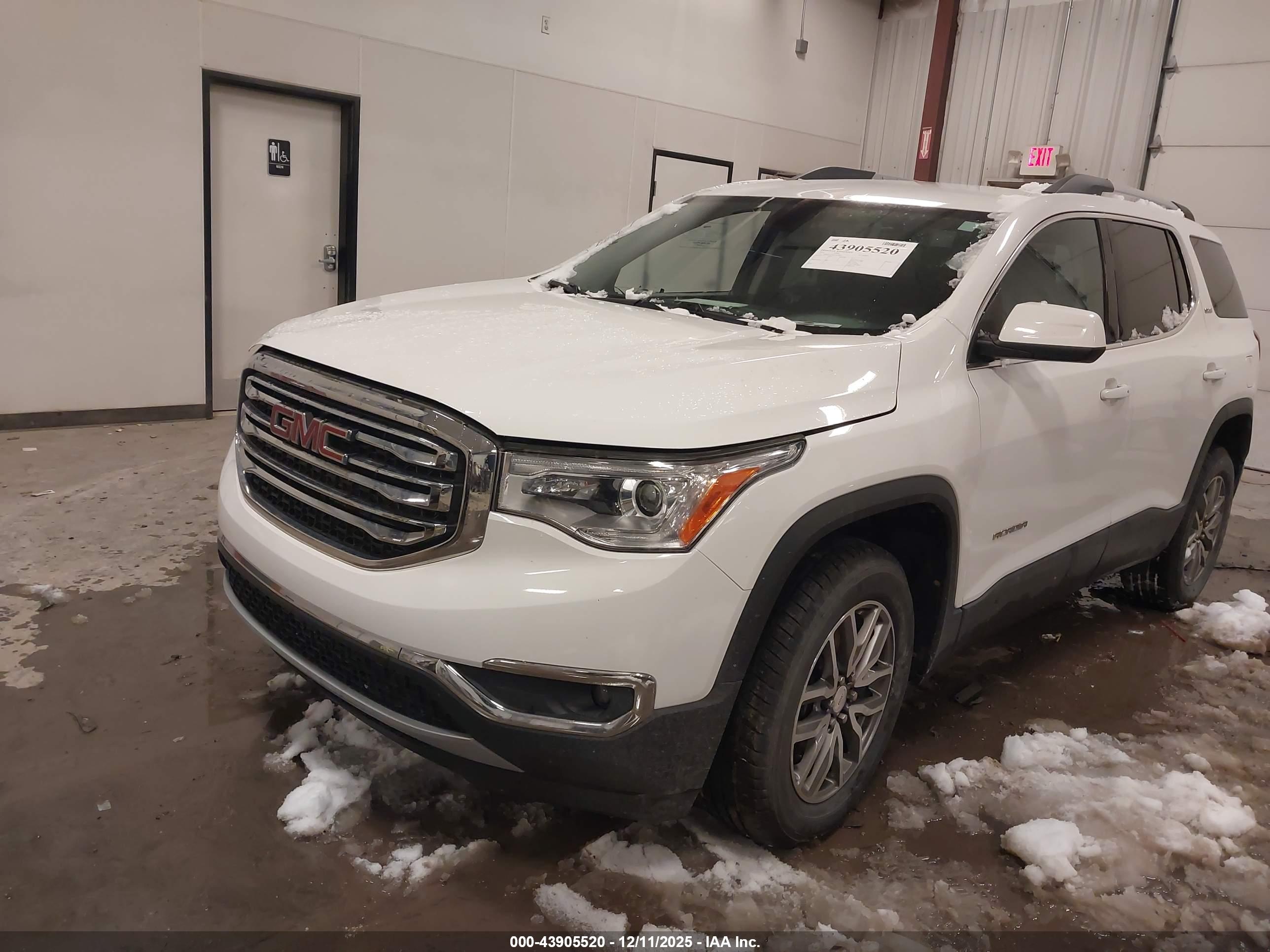 GMC ACADIA image 2