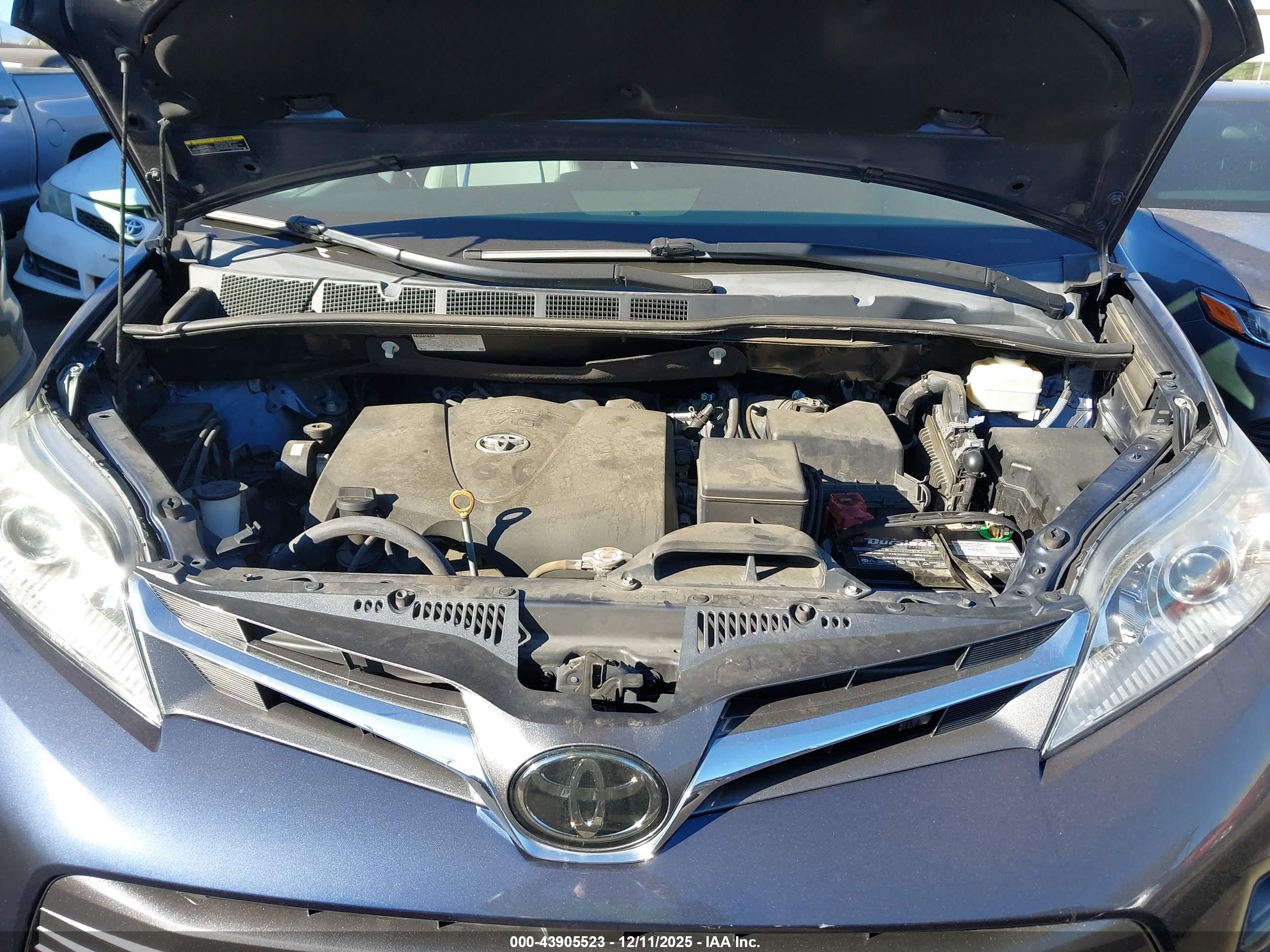 TOYOTA SIENNA image 10