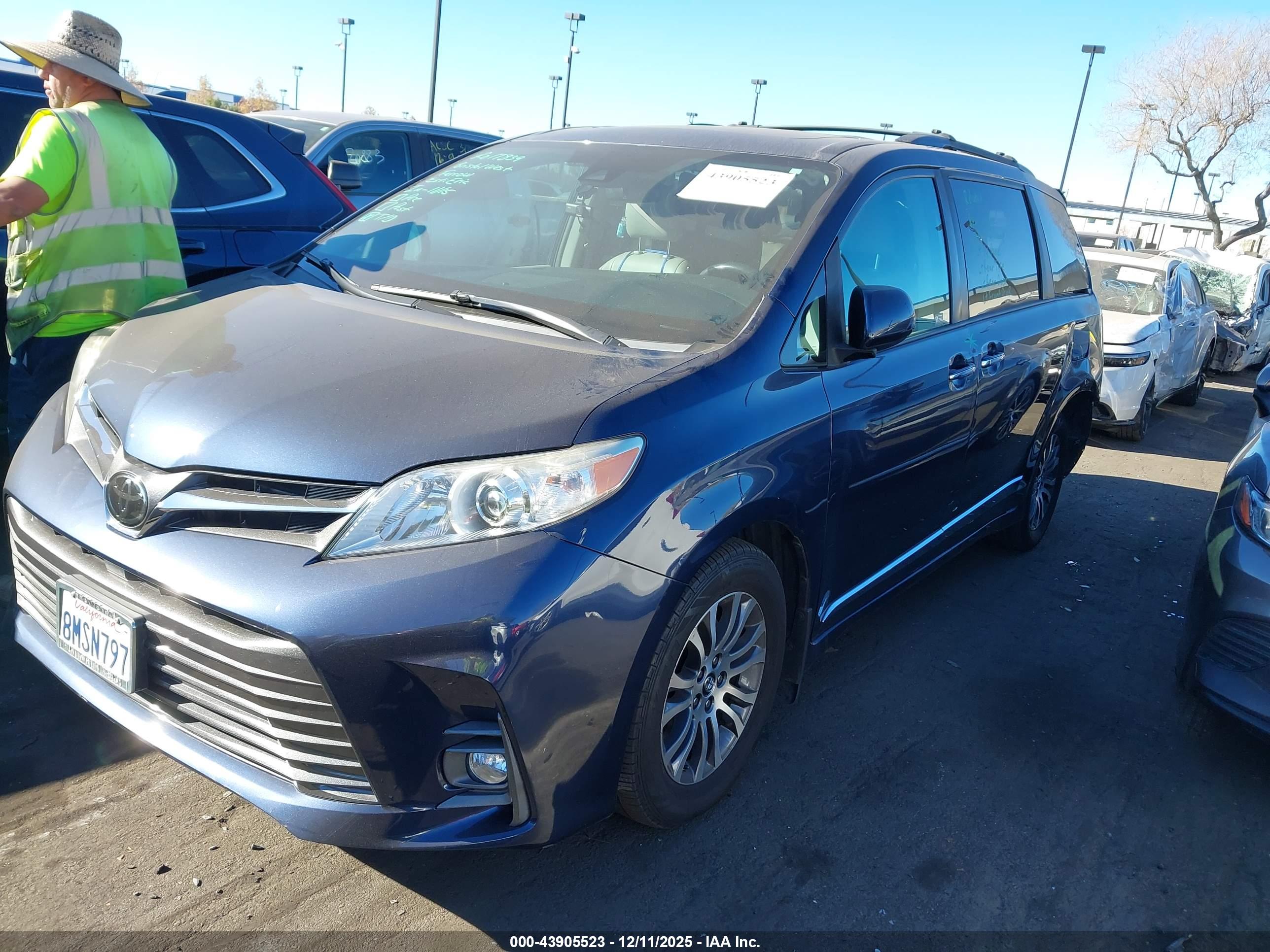 TOYOTA SIENNA image 2