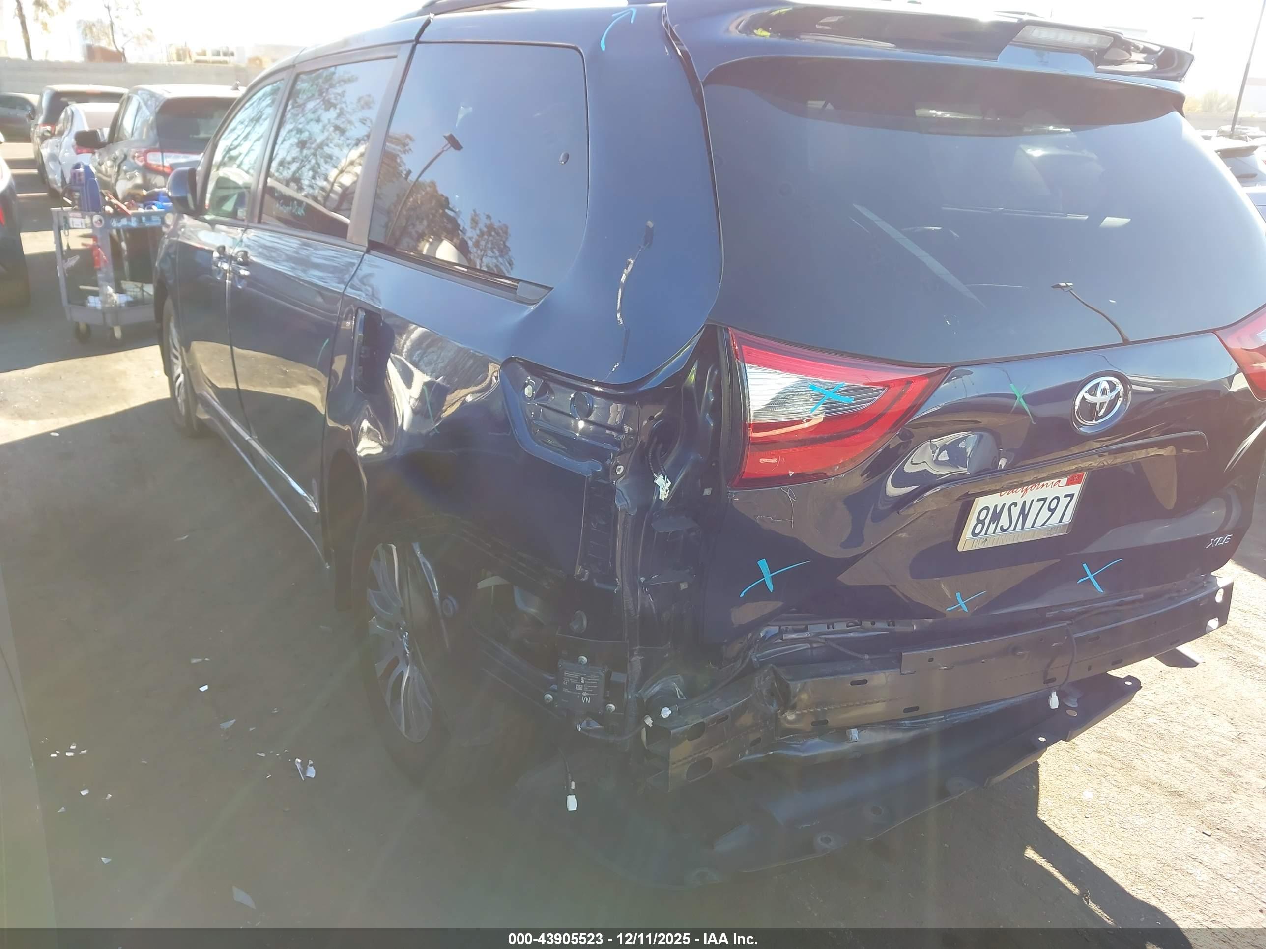 TOYOTA SIENNA image 3