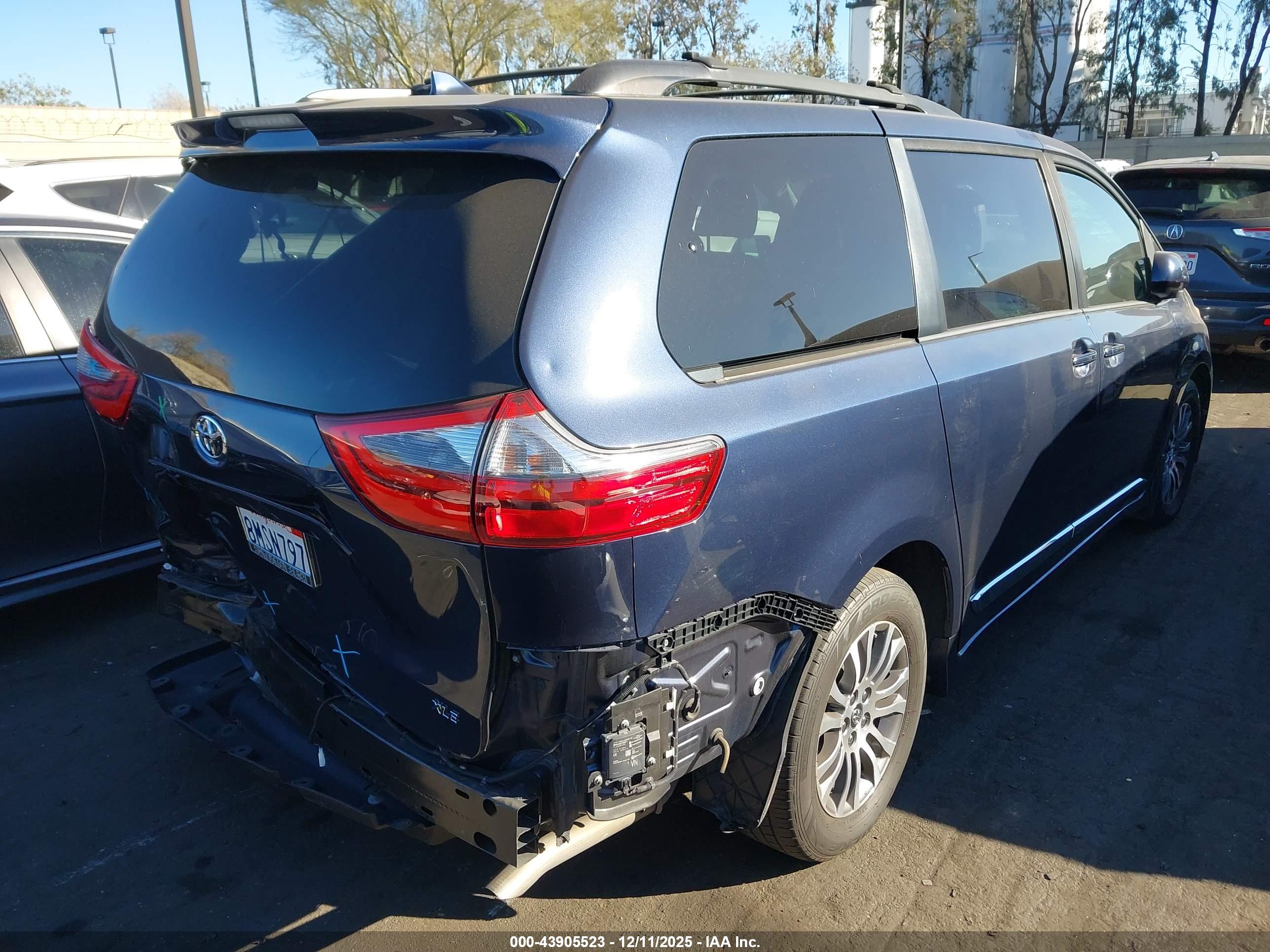 TOYOTA SIENNA image 4
