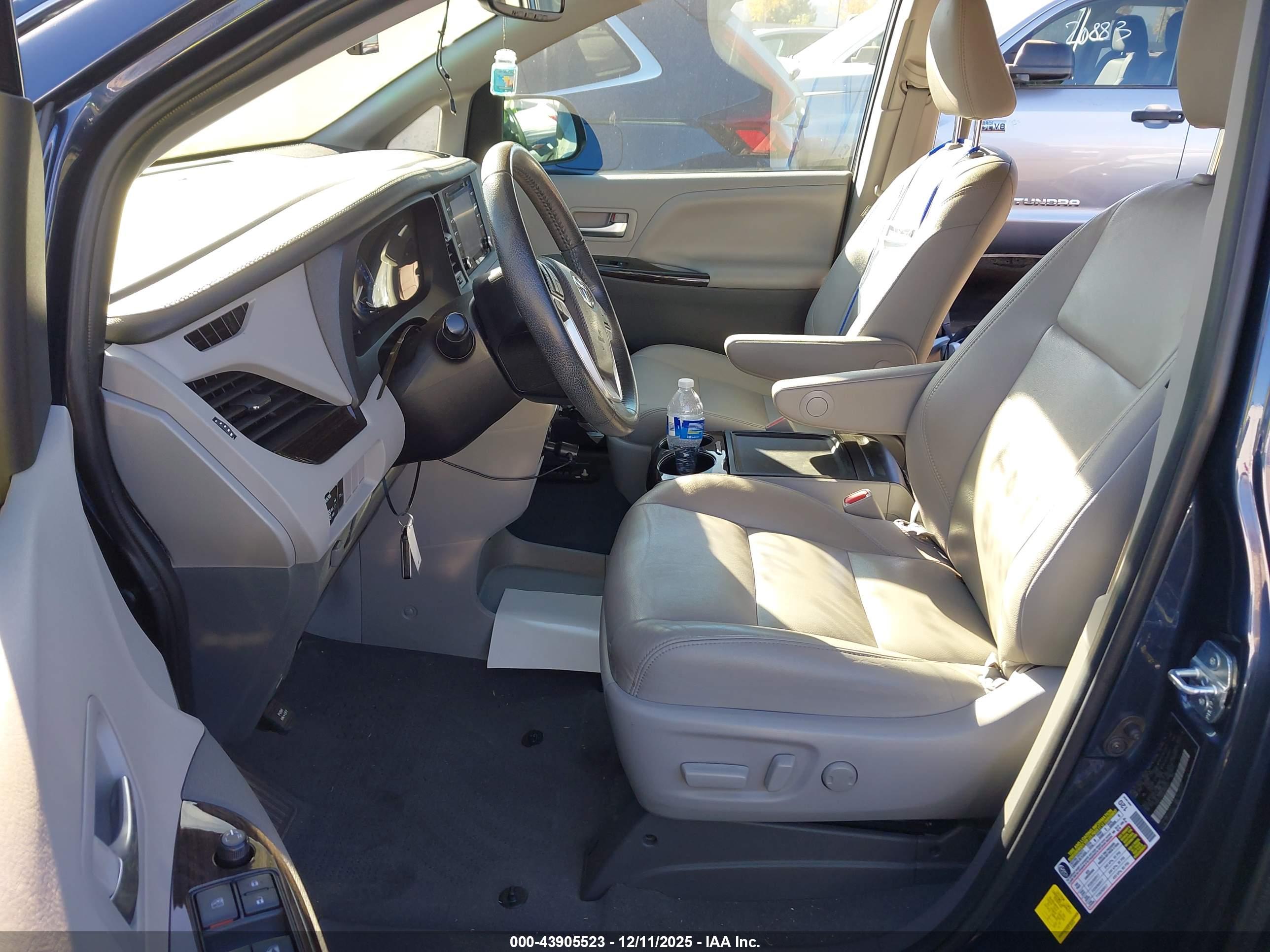 TOYOTA SIENNA image 5
