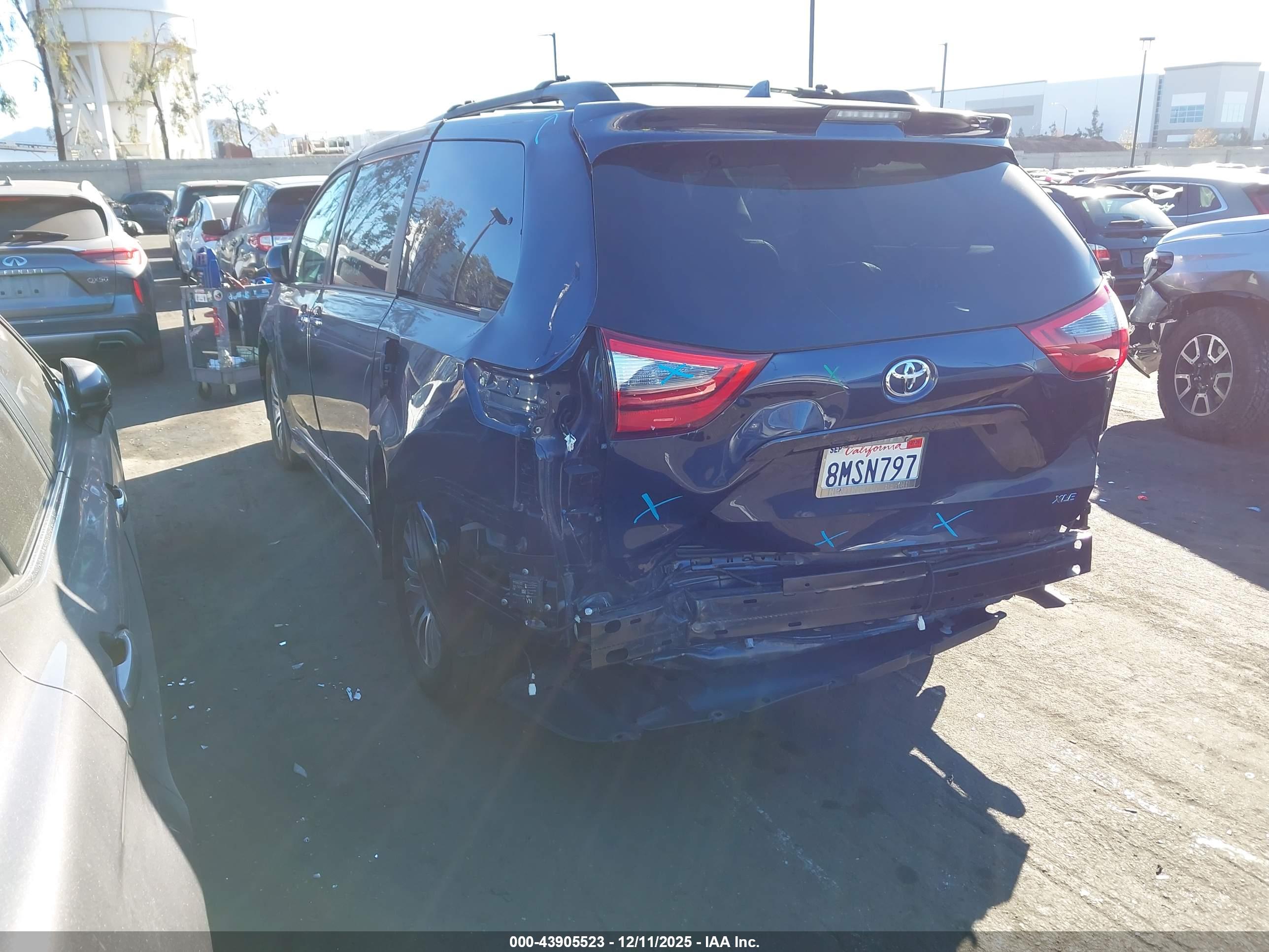 TOYOTA SIENNA image 6