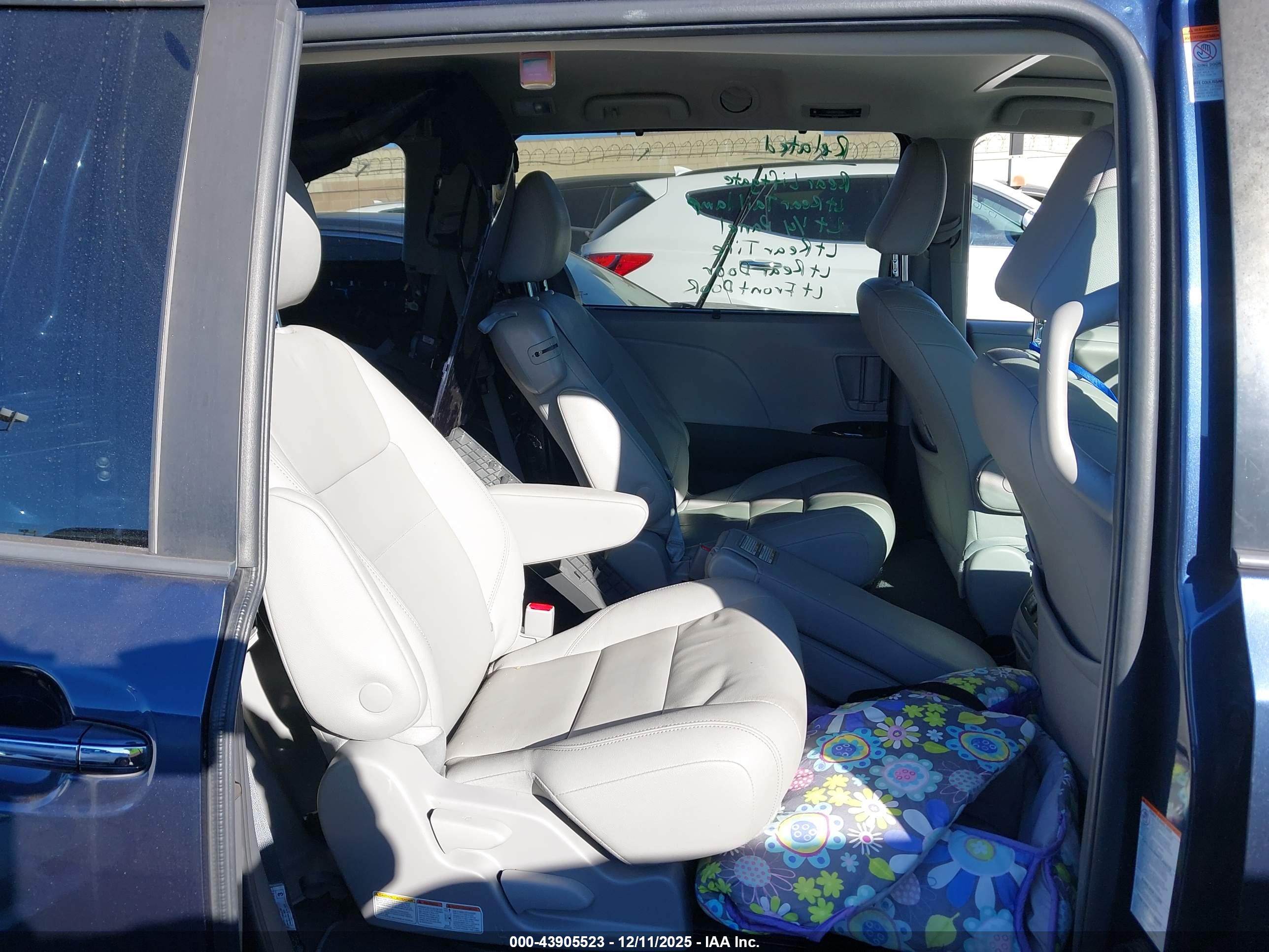 TOYOTA SIENNA image 8