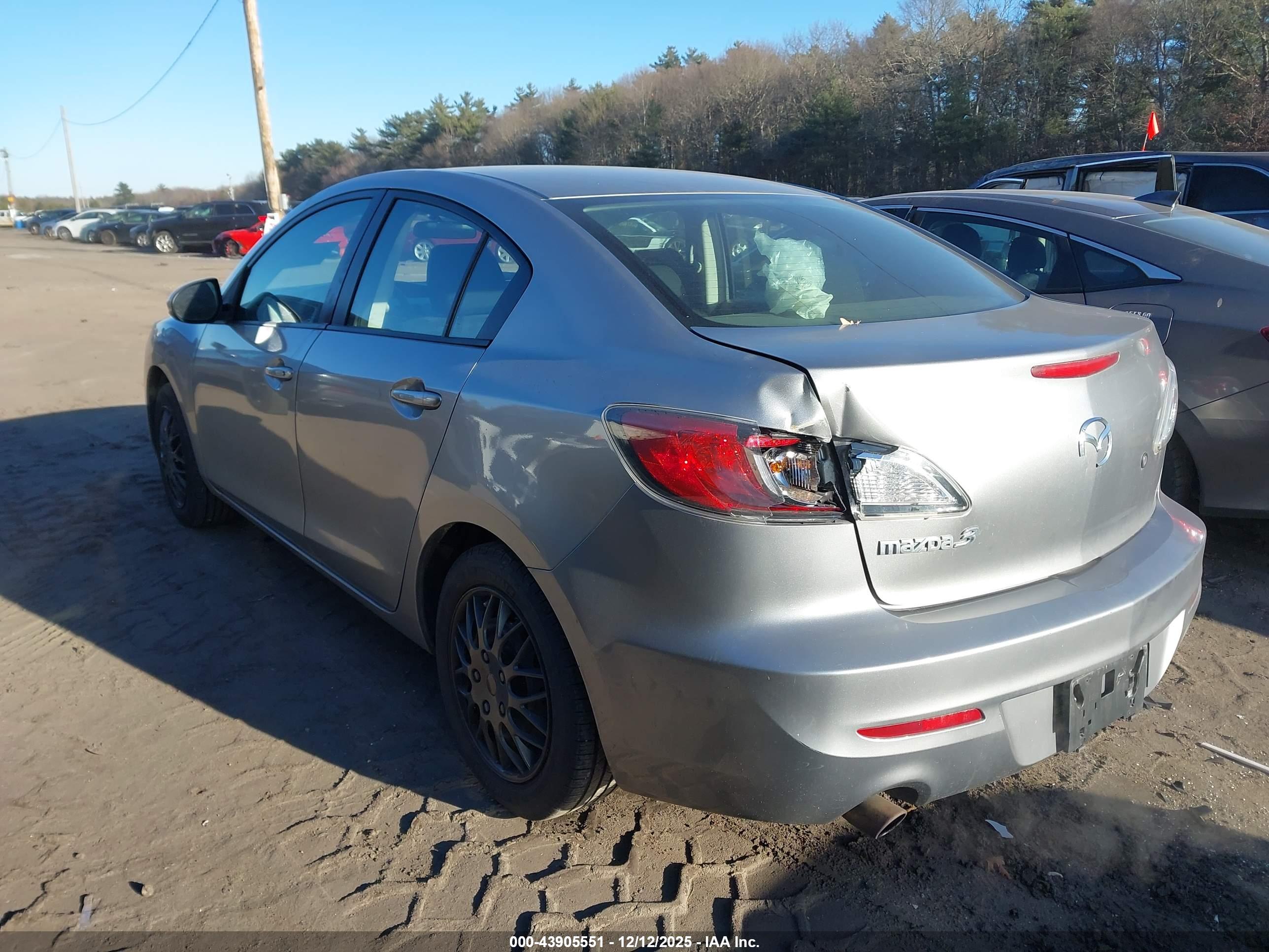 MAZDA MAZDA3 image 3