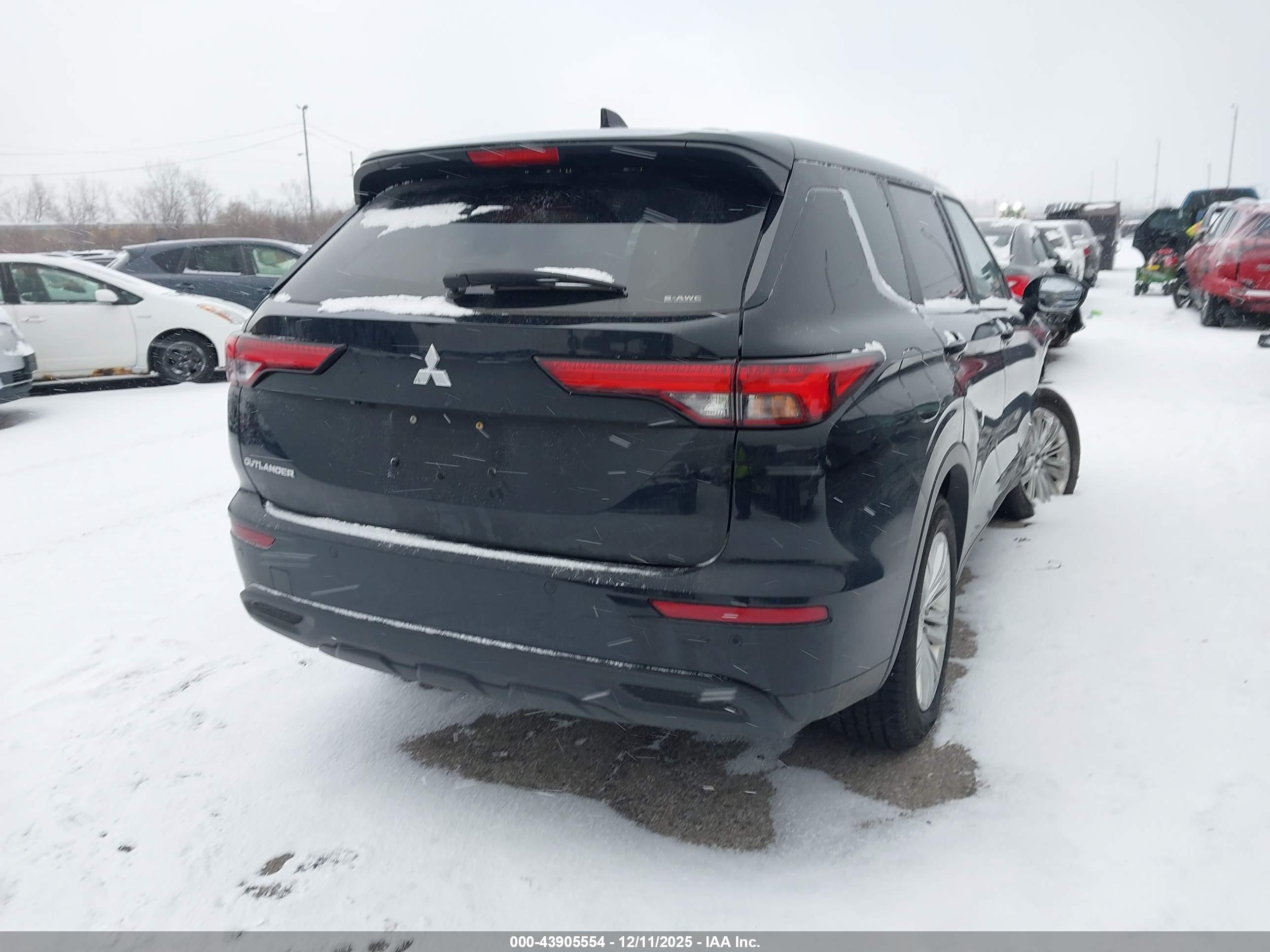 MITSUBISHI OUTLANDER image 4