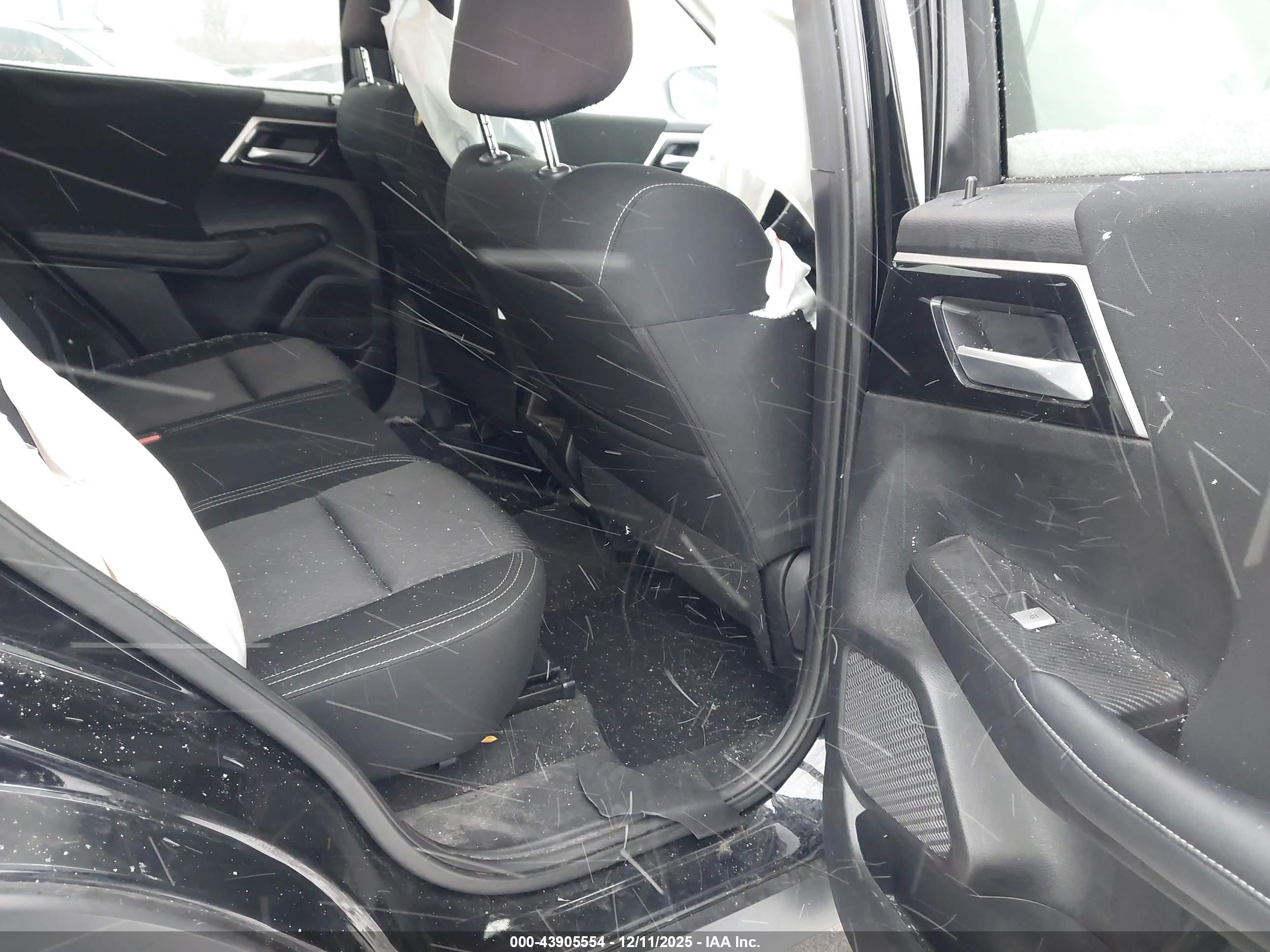 MITSUBISHI OUTLANDER image 8