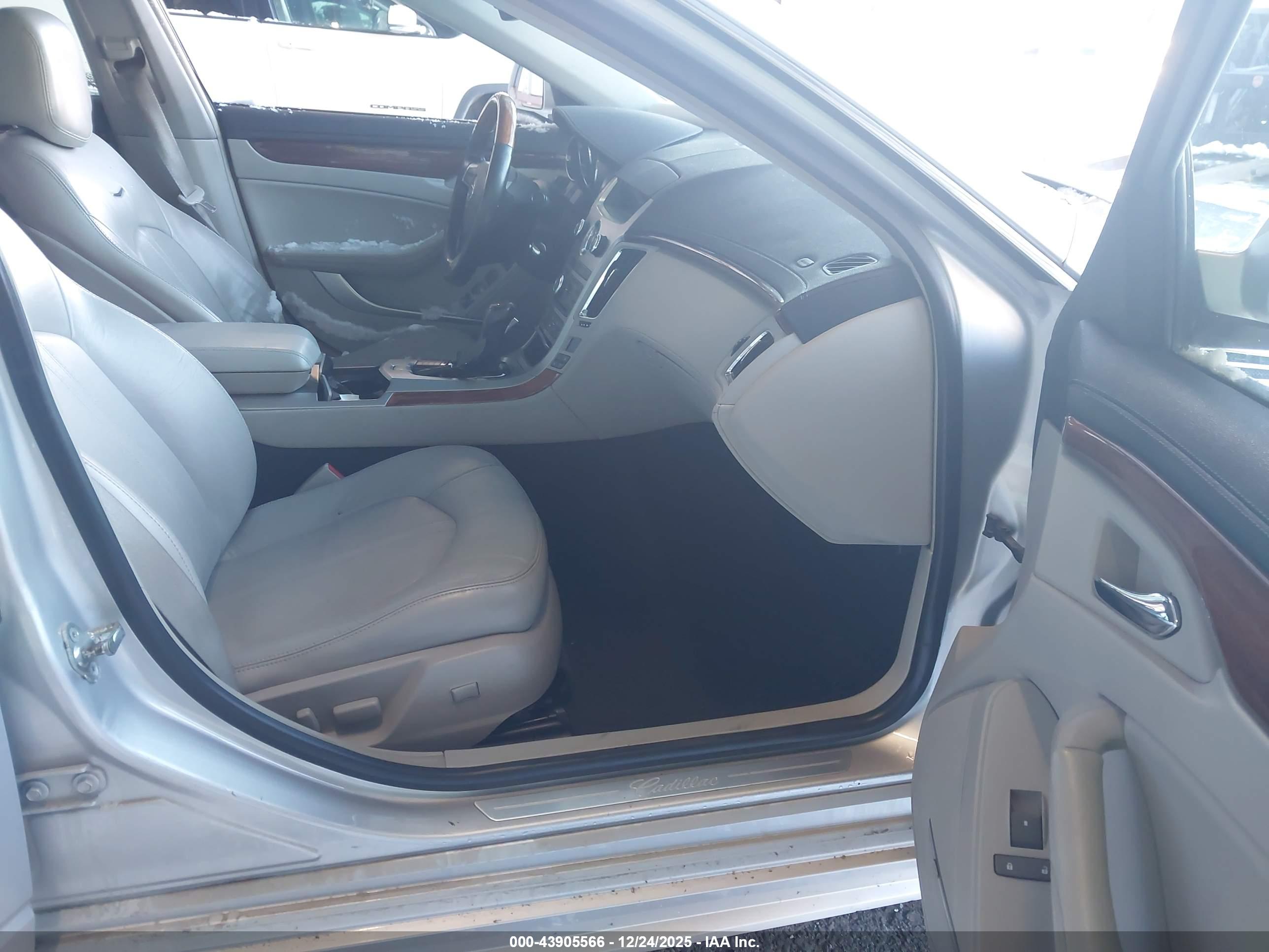 CADILLAC CTS image 5