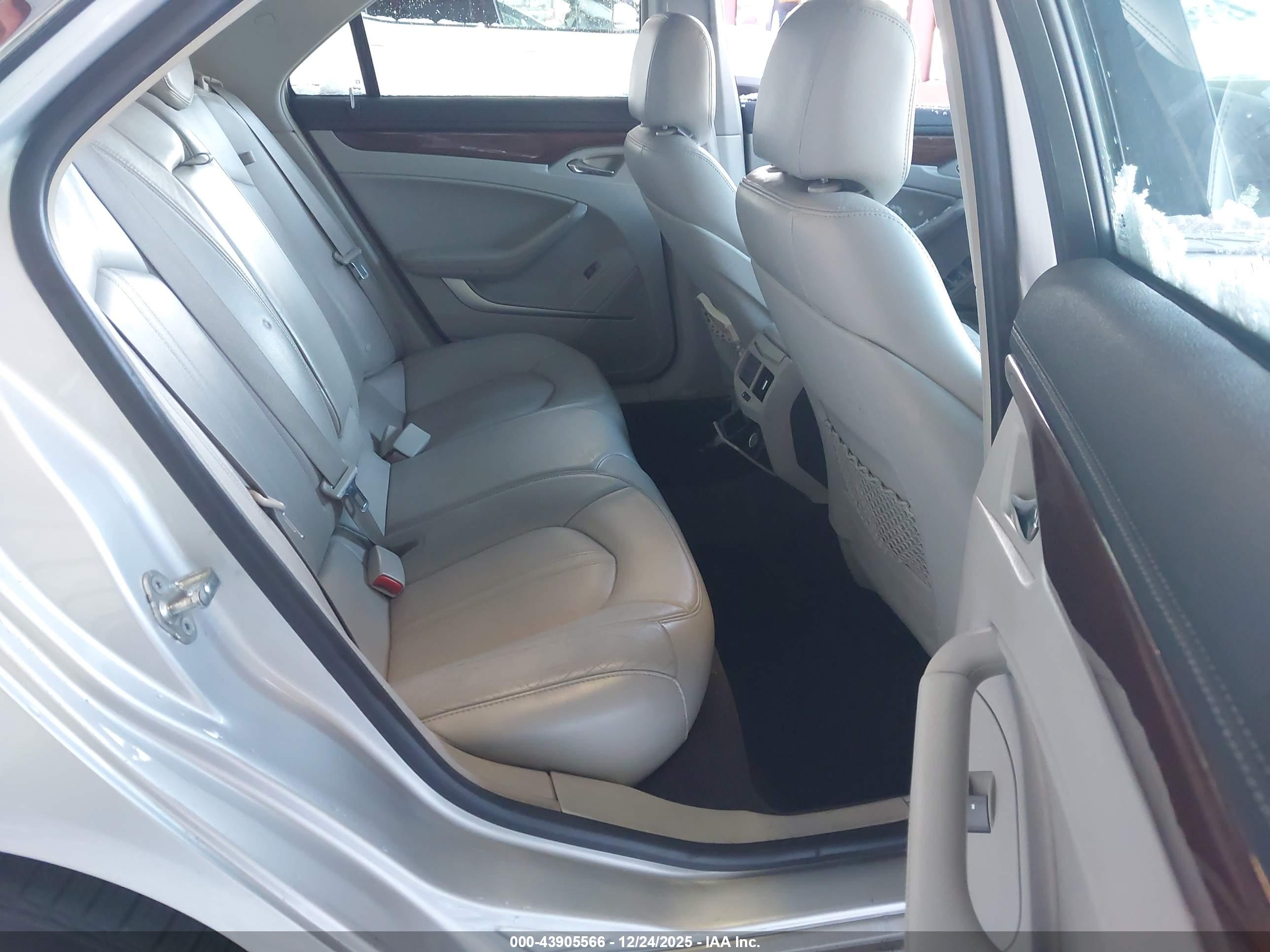 CADILLAC CTS image 8