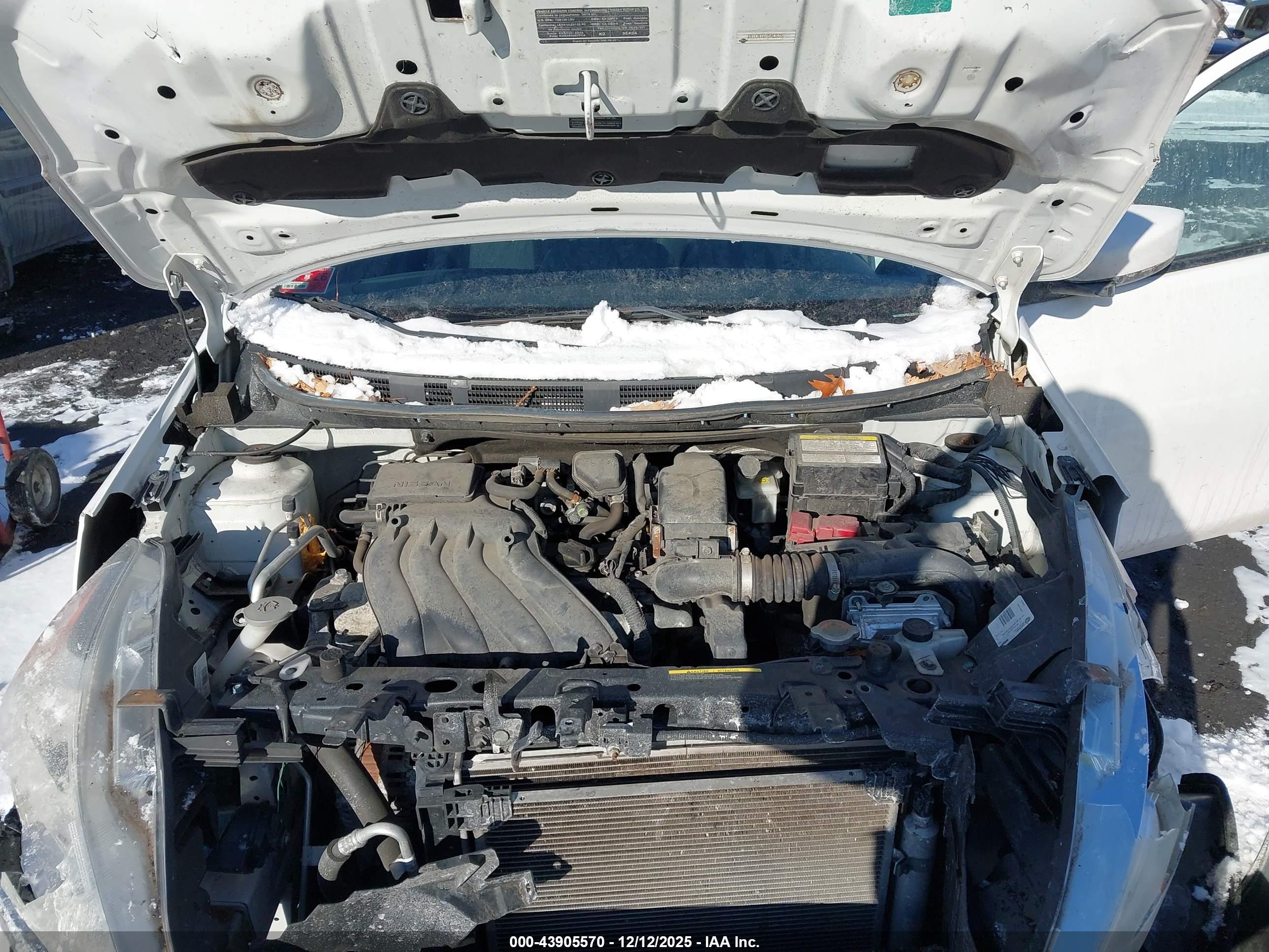 NISSAN VERSA image 10