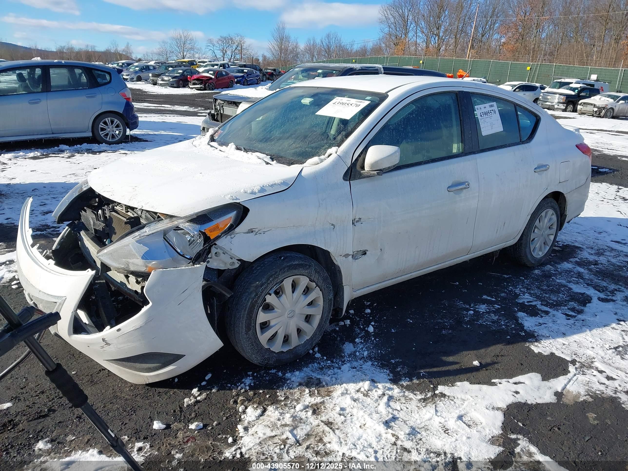 NISSAN VERSA image 2