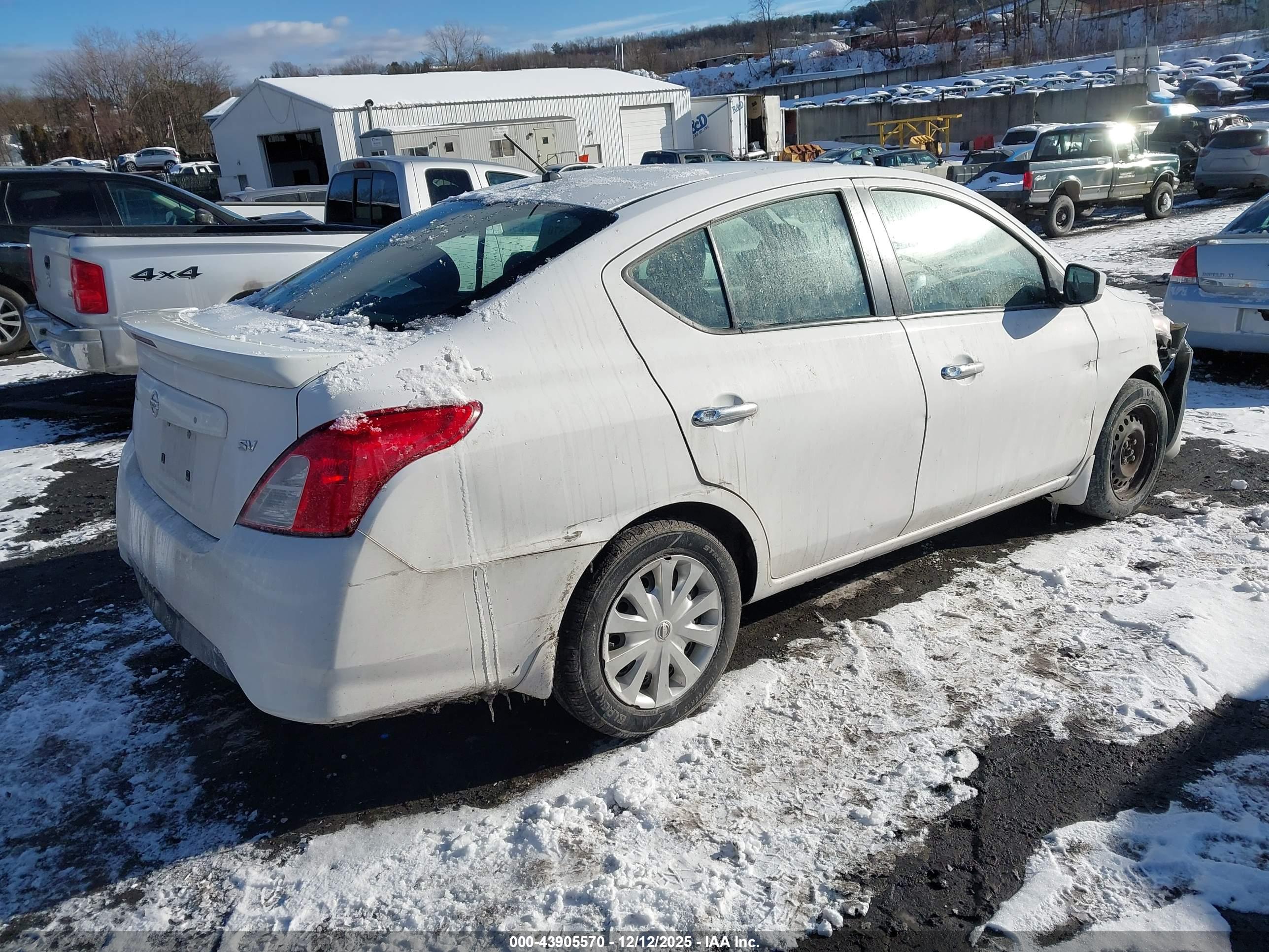 NISSAN VERSA image 4