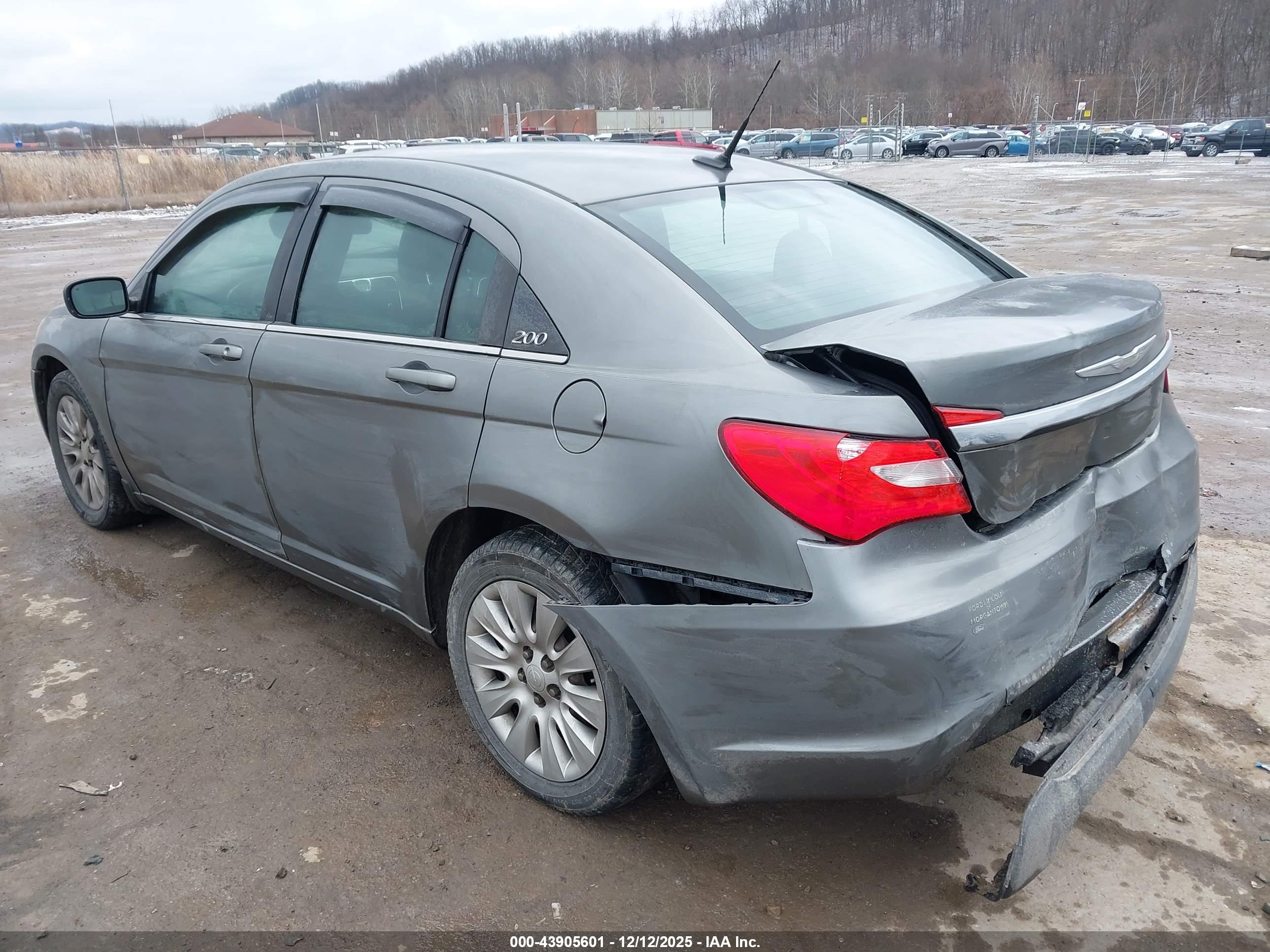 CHRYSLER 200 image 3