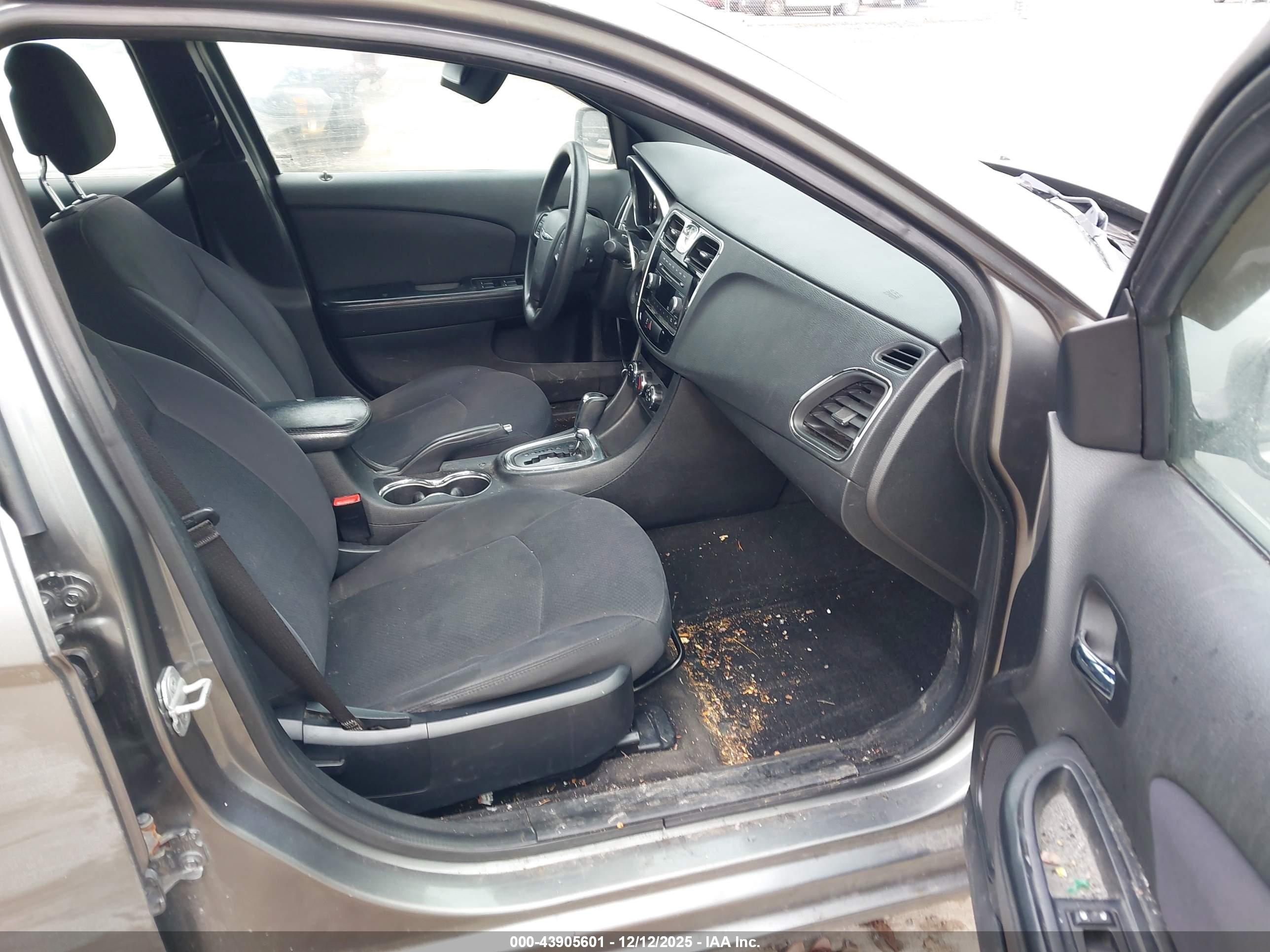 CHRYSLER 200 image 5