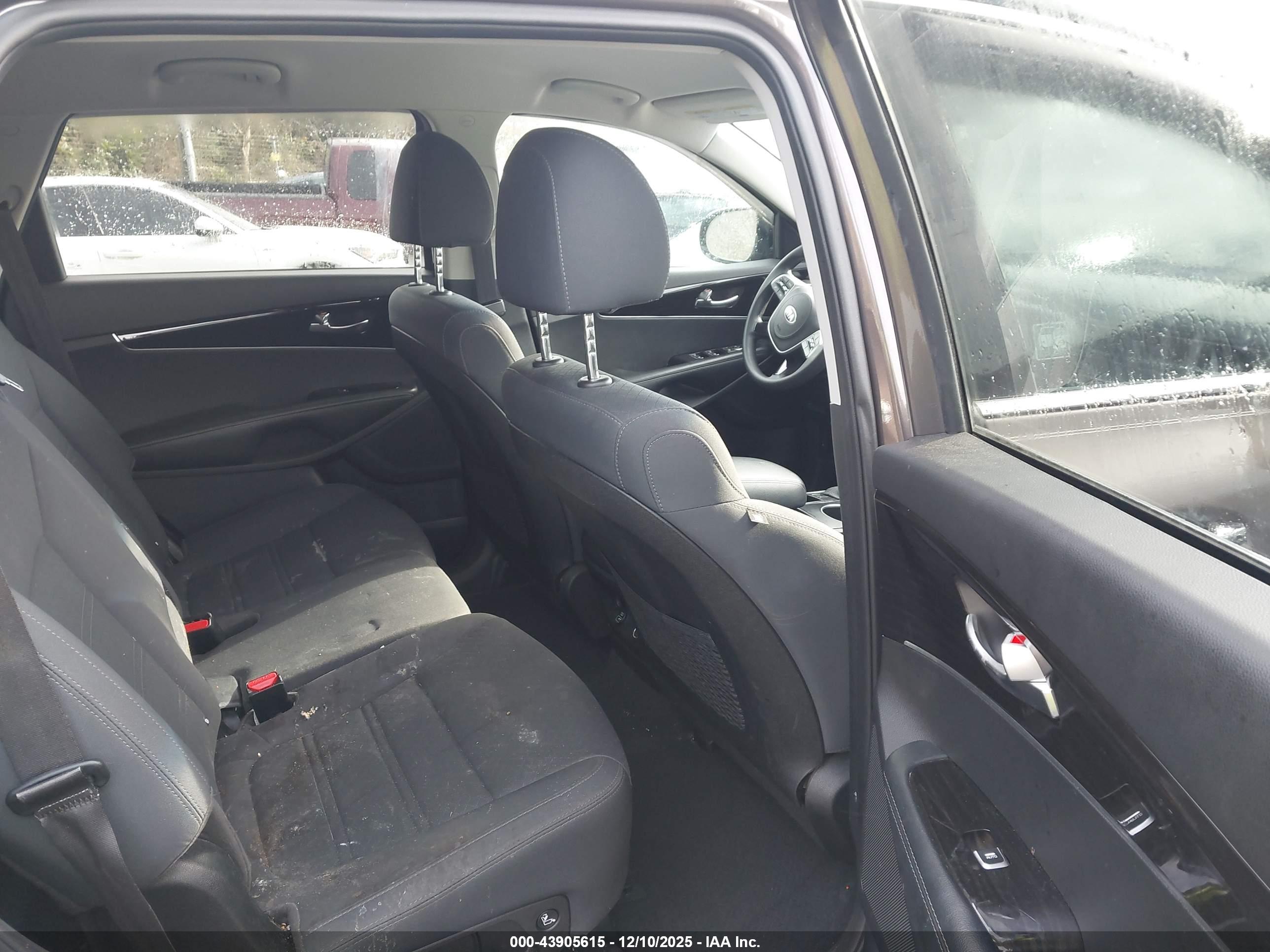 KIA SORENTO image 8