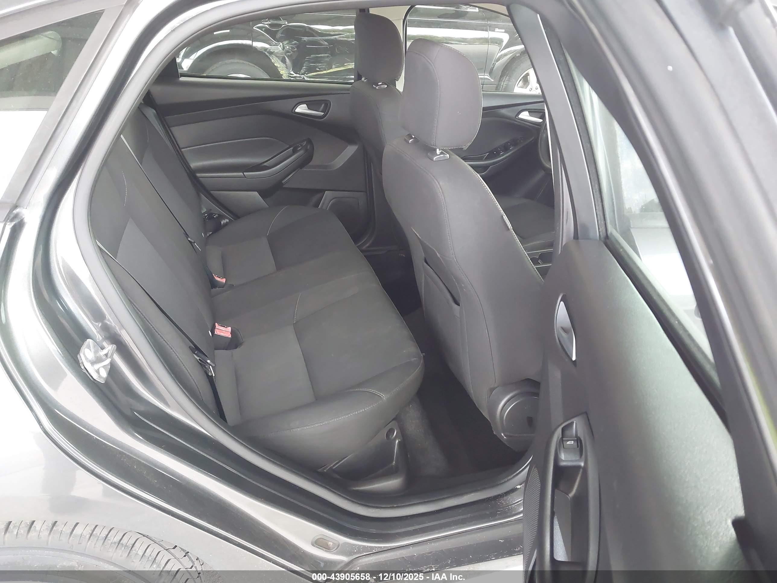 FORD FOCUS image 8