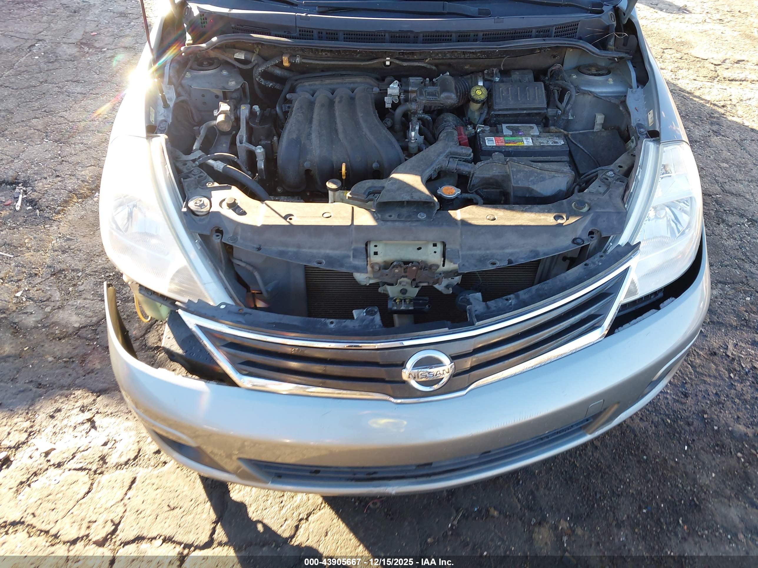 NISSAN VERSA image 10