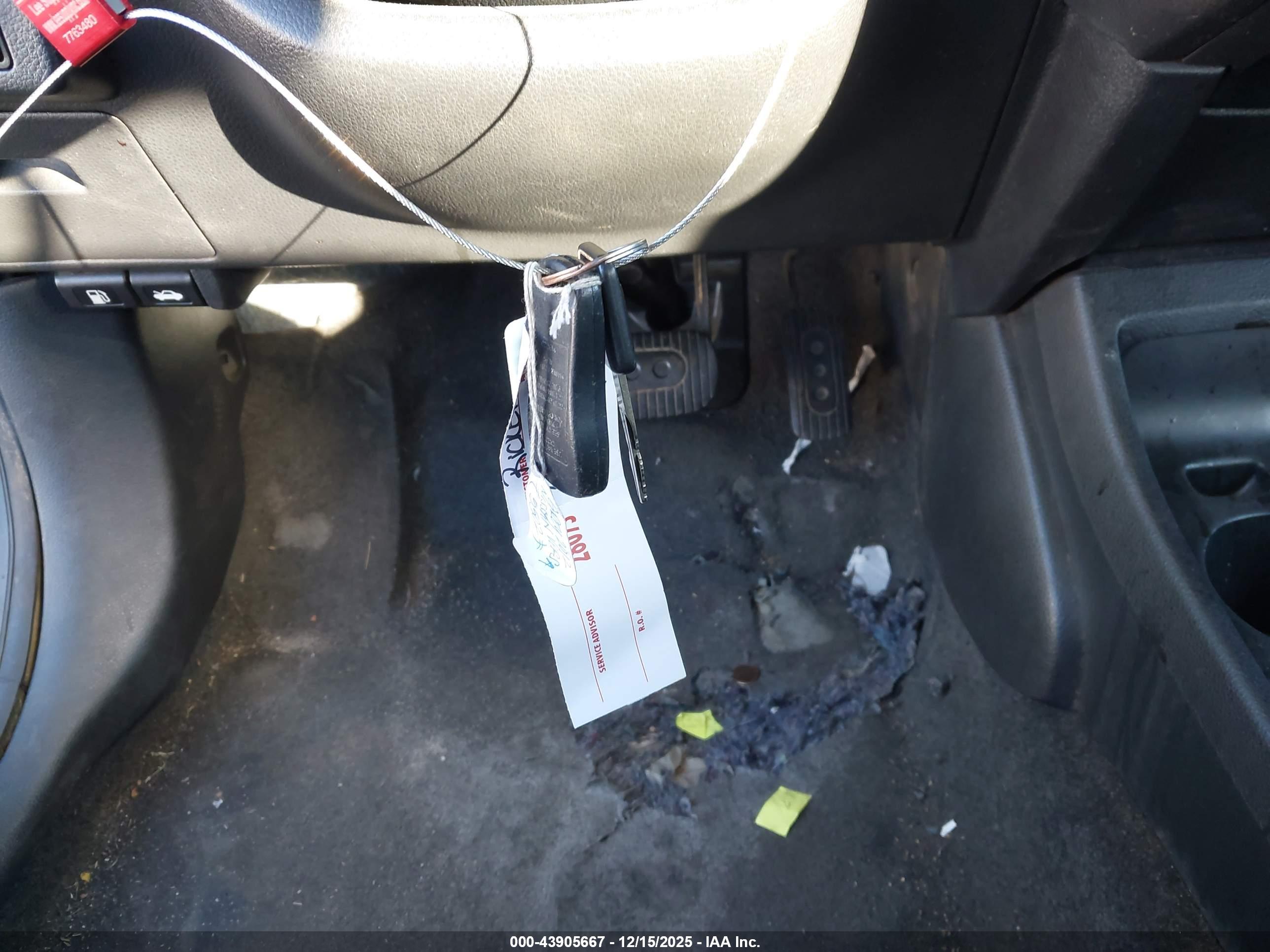 NISSAN VERSA image 11