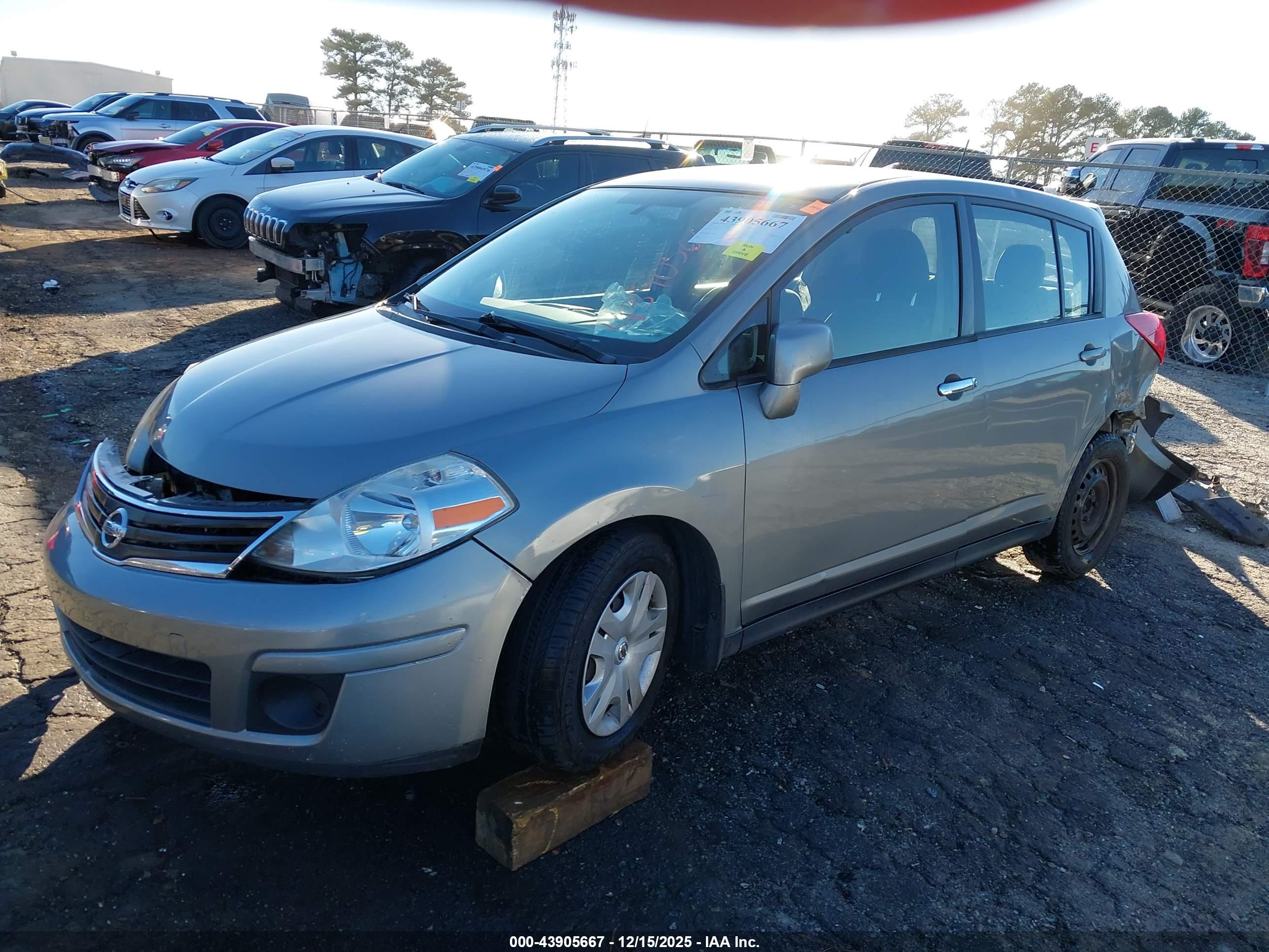 NISSAN VERSA image 2