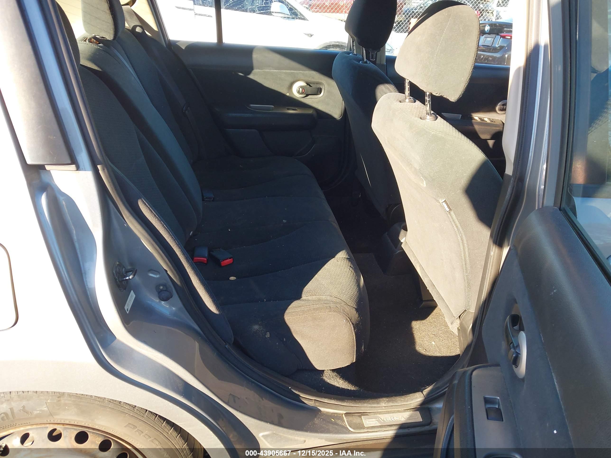 NISSAN VERSA image 8