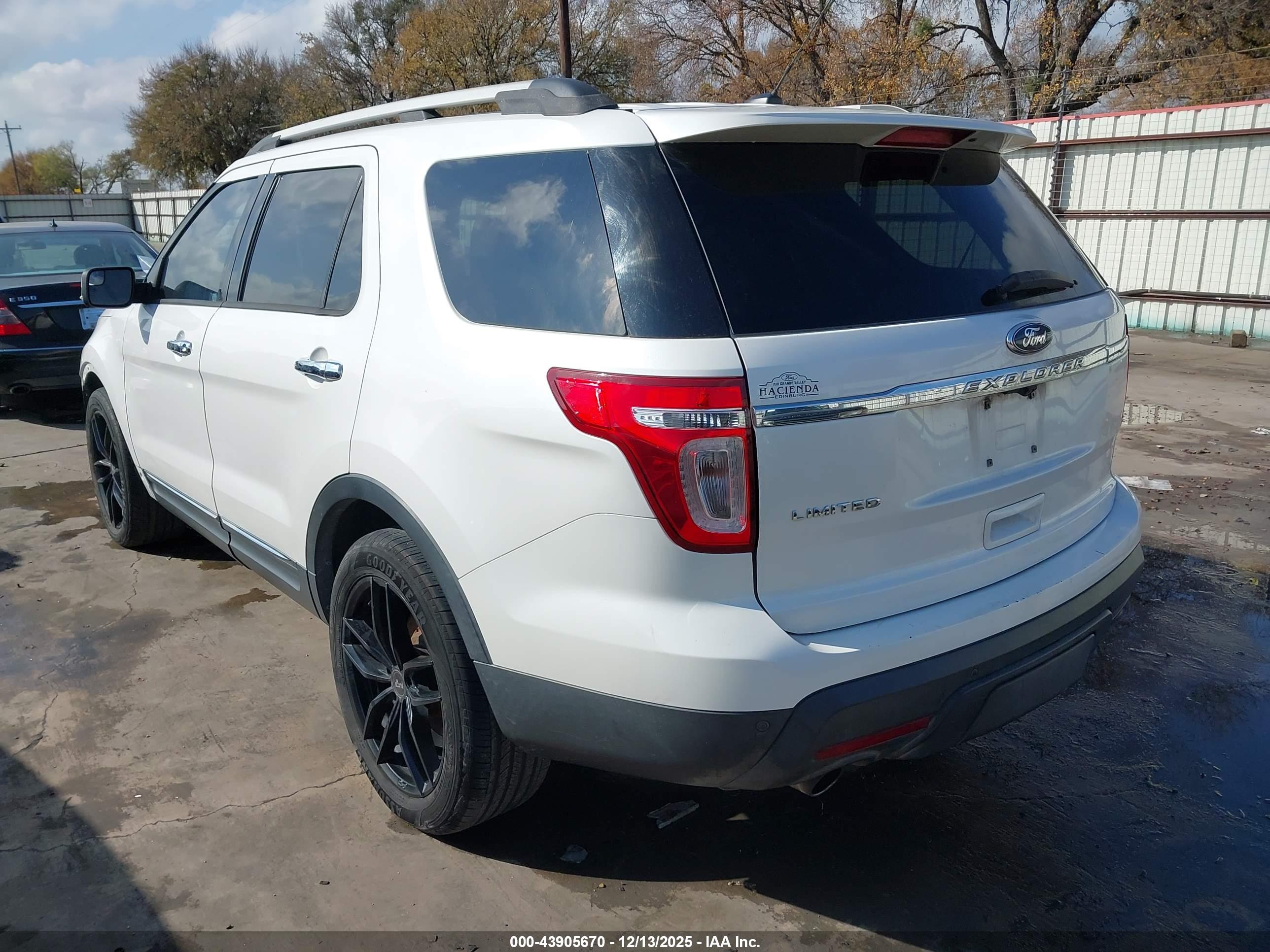FORD EXPLORER image 3