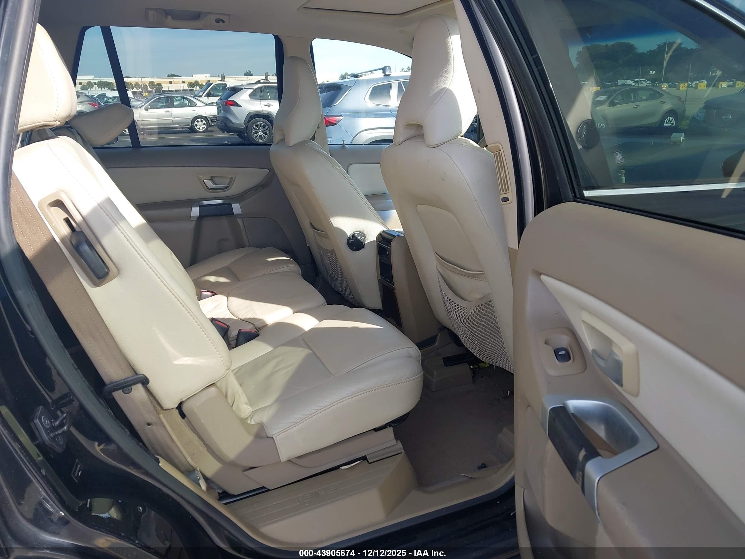 VOLVO XC90 image 8