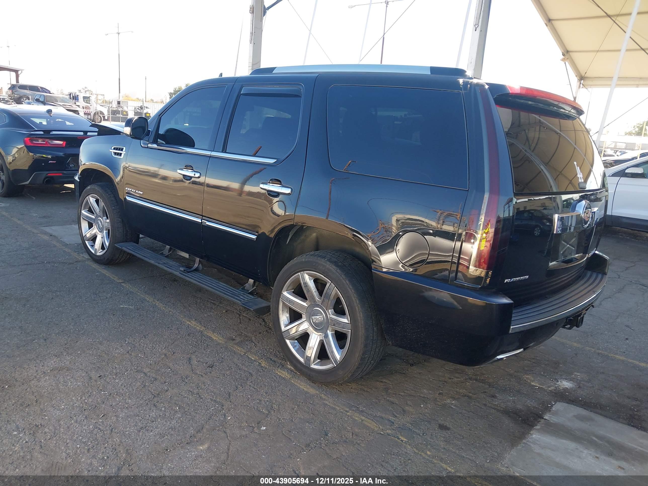CADILLAC ESCALADE image 3