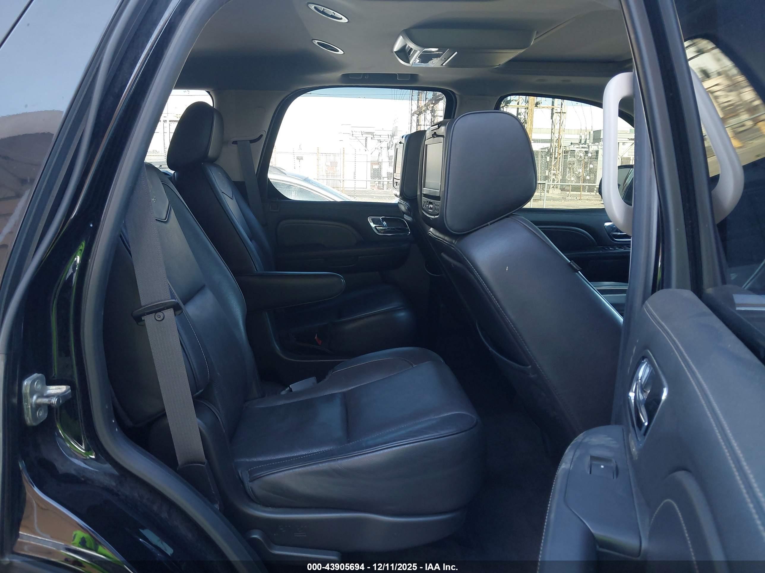CADILLAC ESCALADE image 8