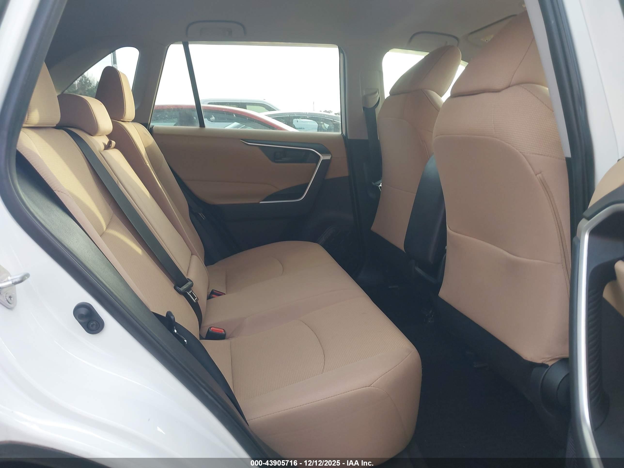 TOYOTA RAV4 image 8
