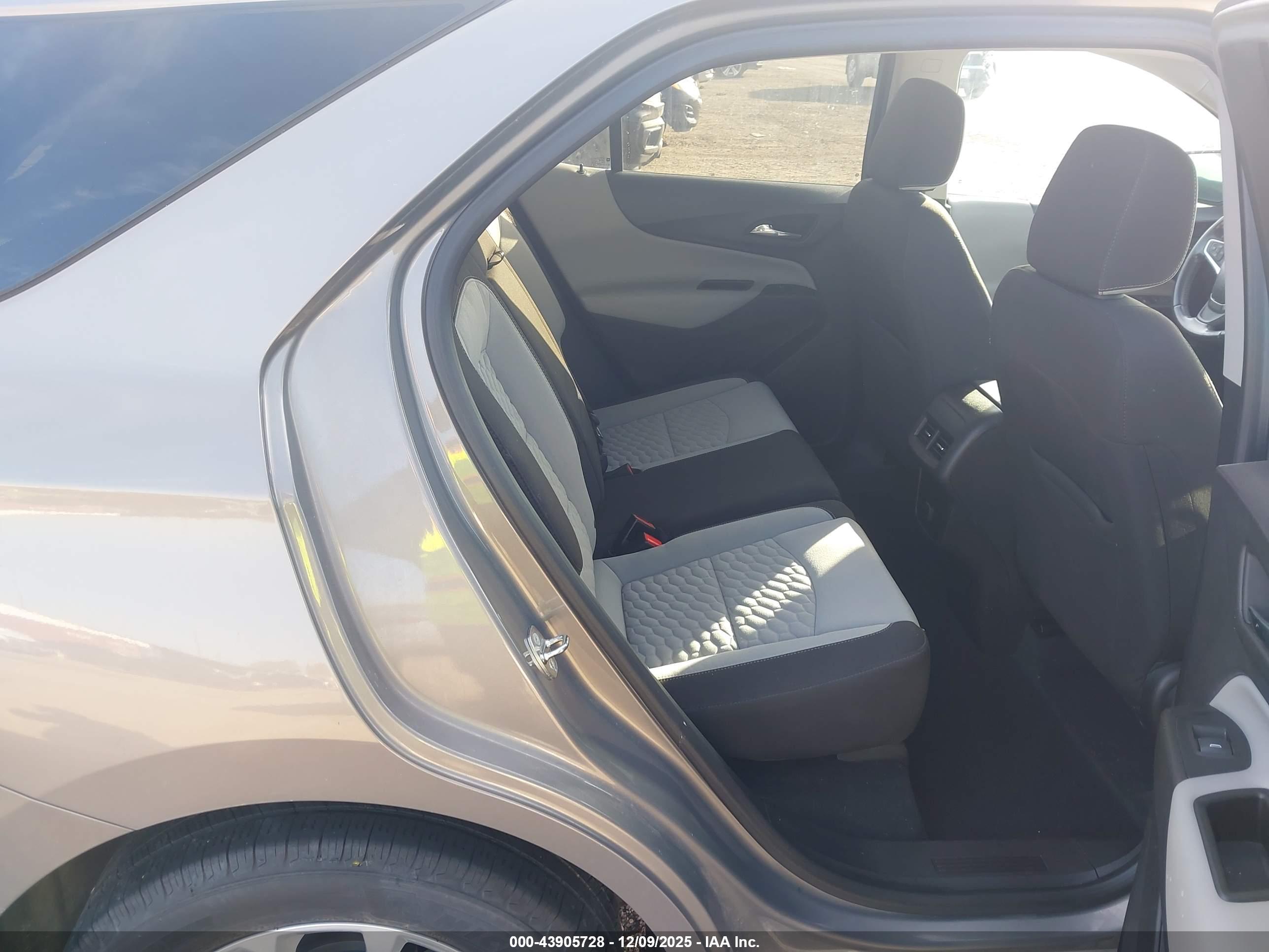 CHEVROLET EQUINOX image 8