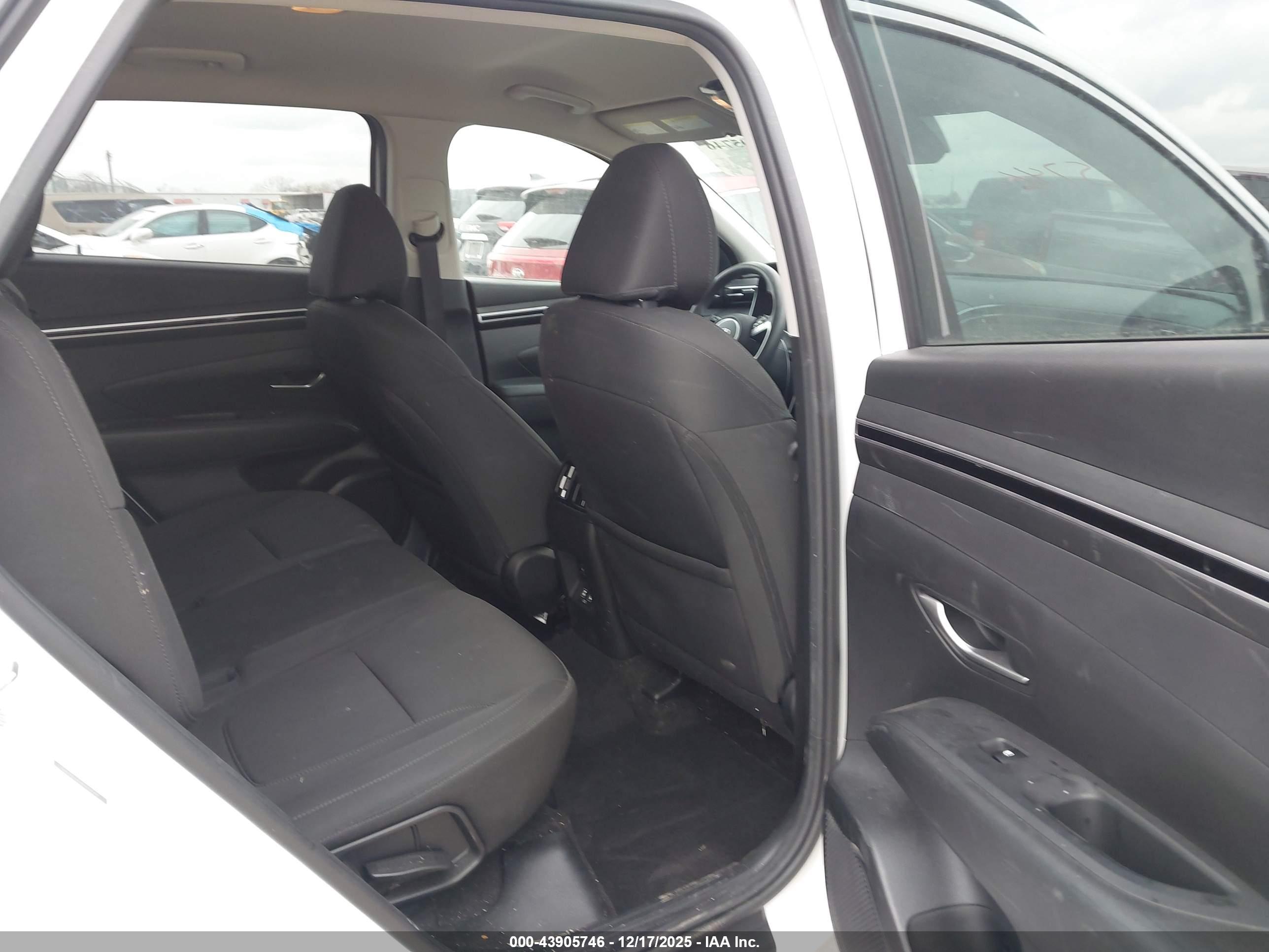HYUNDAI TUCSON image 8