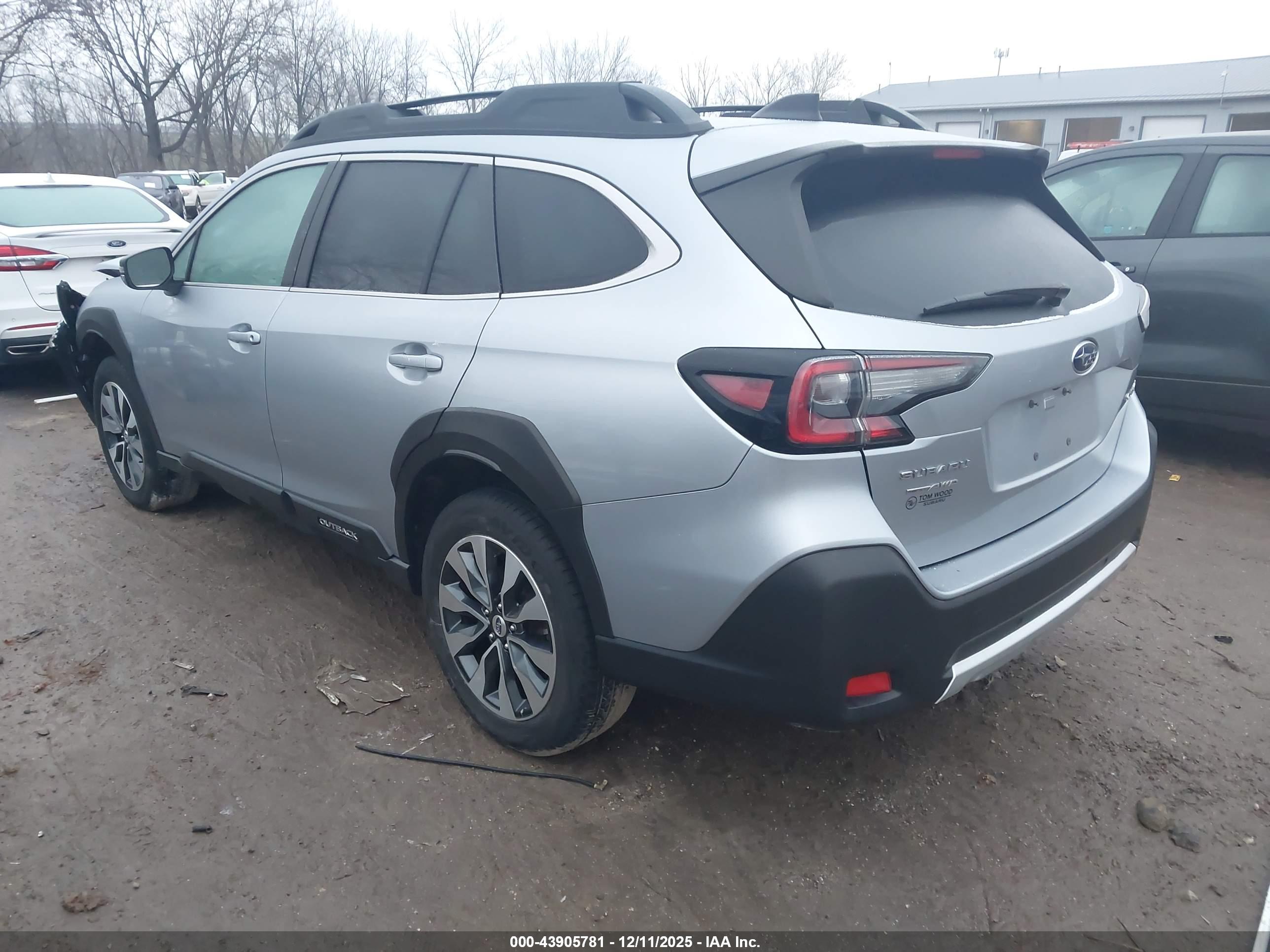 SUBARU OUTBACK image 3