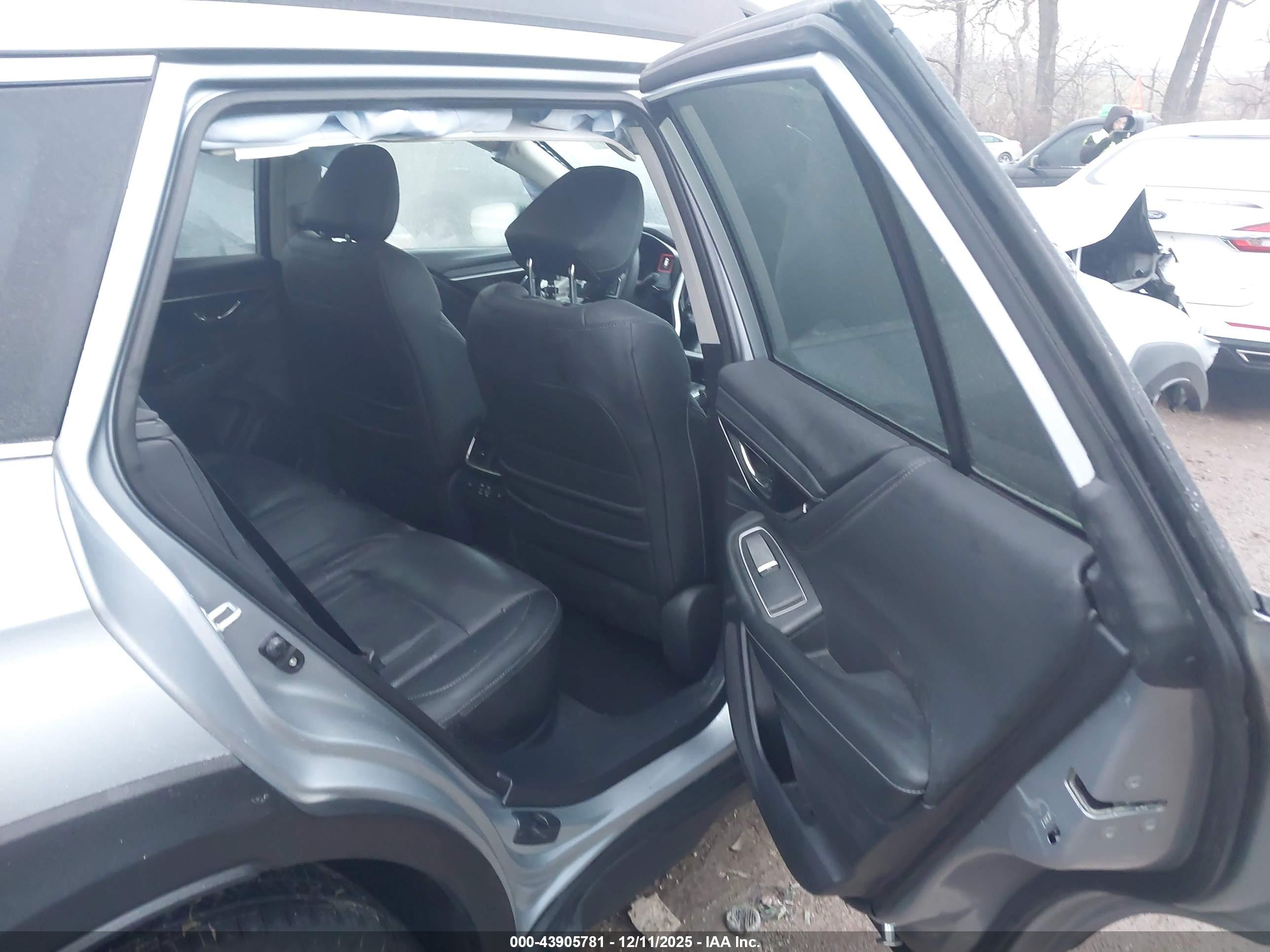 SUBARU OUTBACK image 8