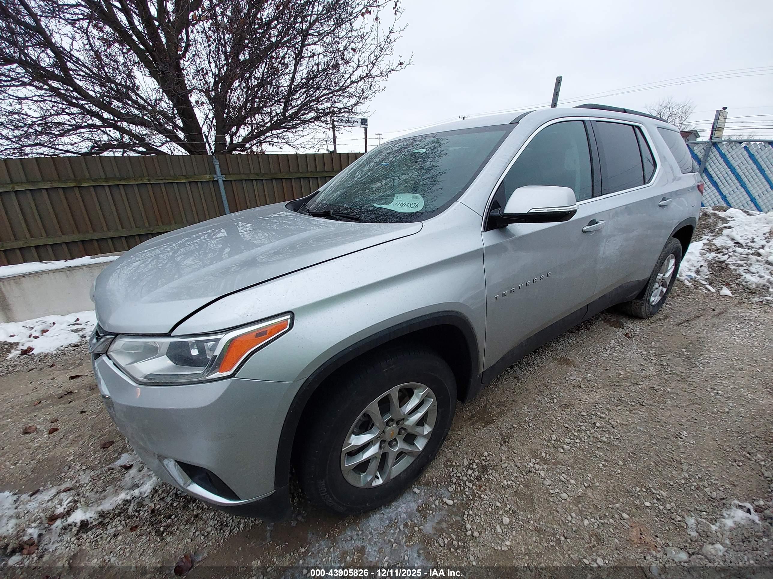 CHEVROLET TRAVERSE image 2
